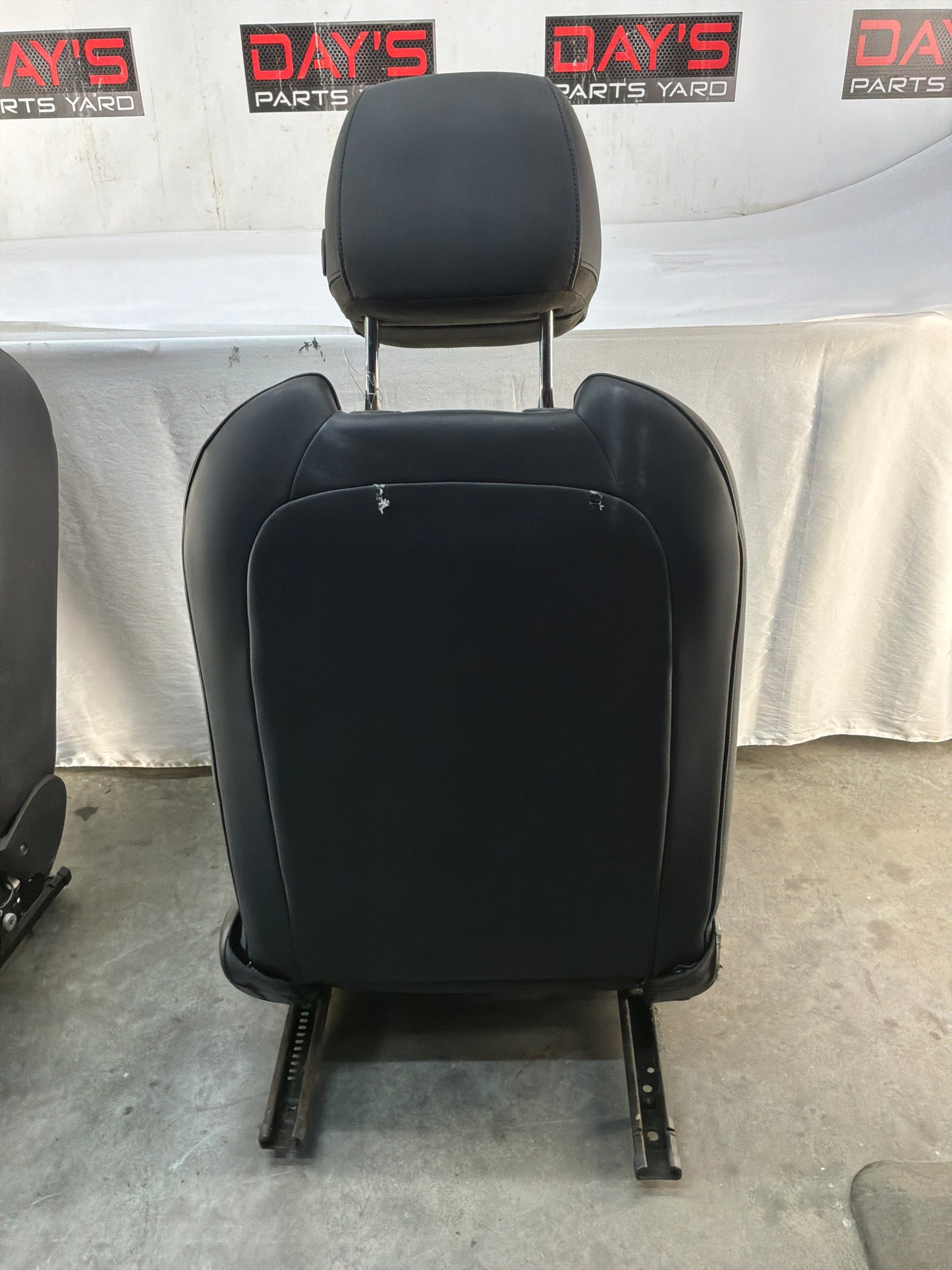 Front seats - Day's Parts Yard