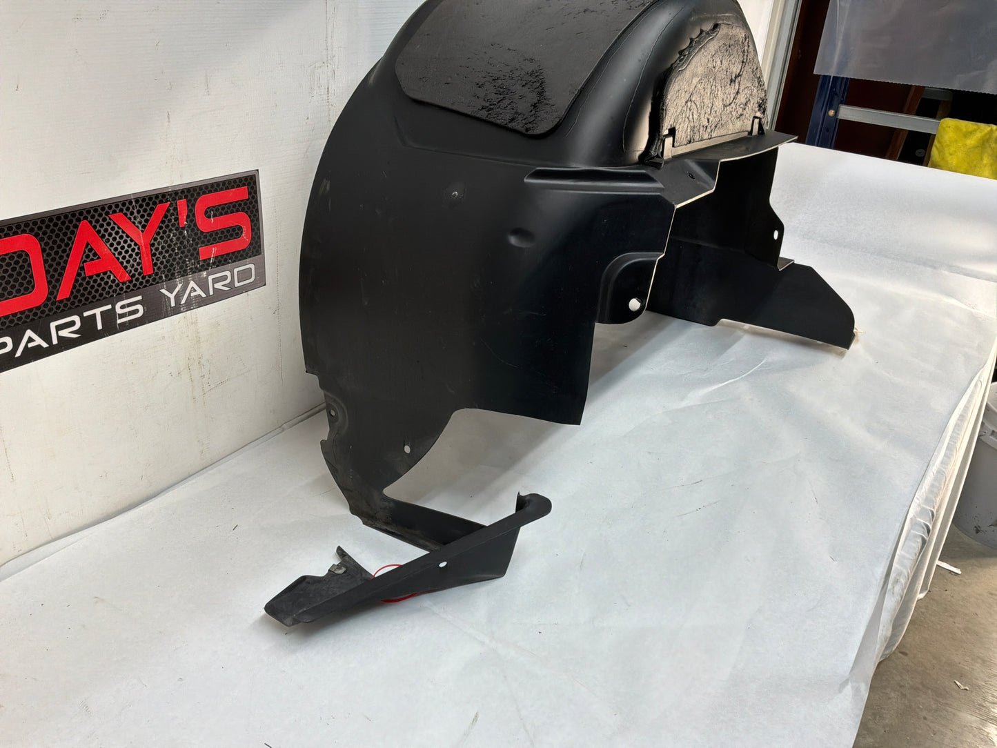 Rh rear wheel liner - Day's Parts Yard
