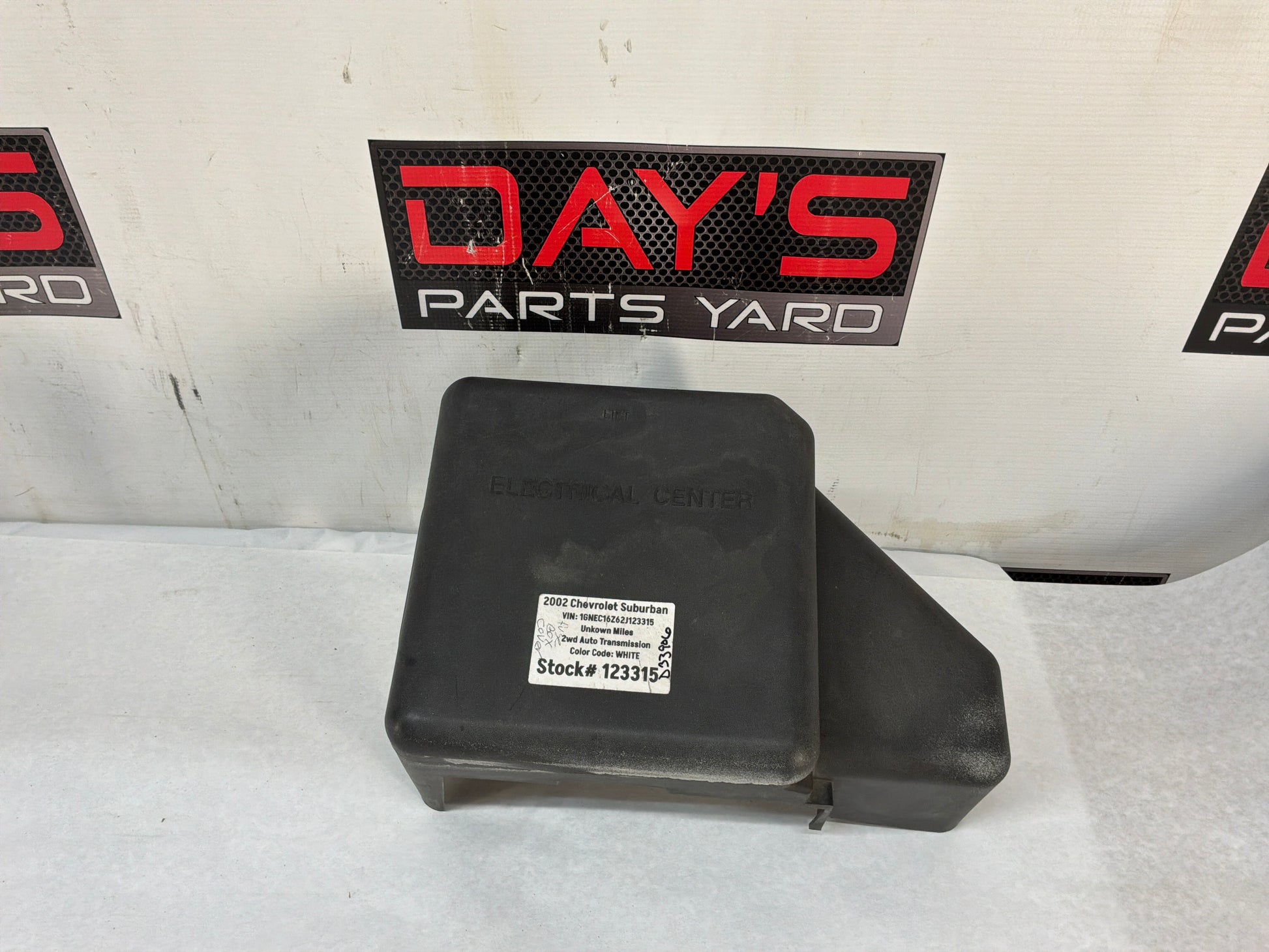 Fuse box cover - Day's Parts Yard