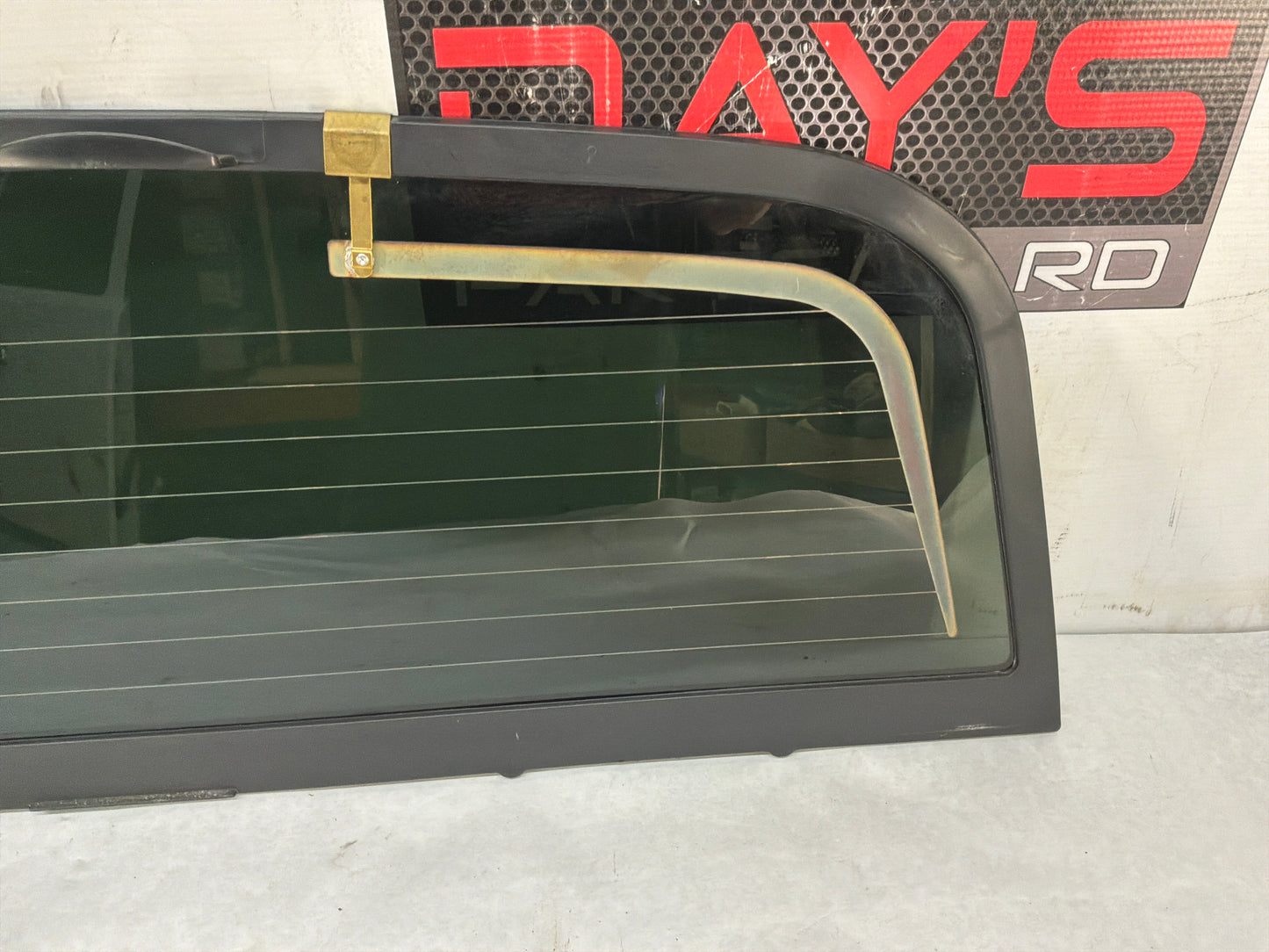 2012 Chevy Avalanche Rear Back Midgate Cargo Window Glass Panel OEM