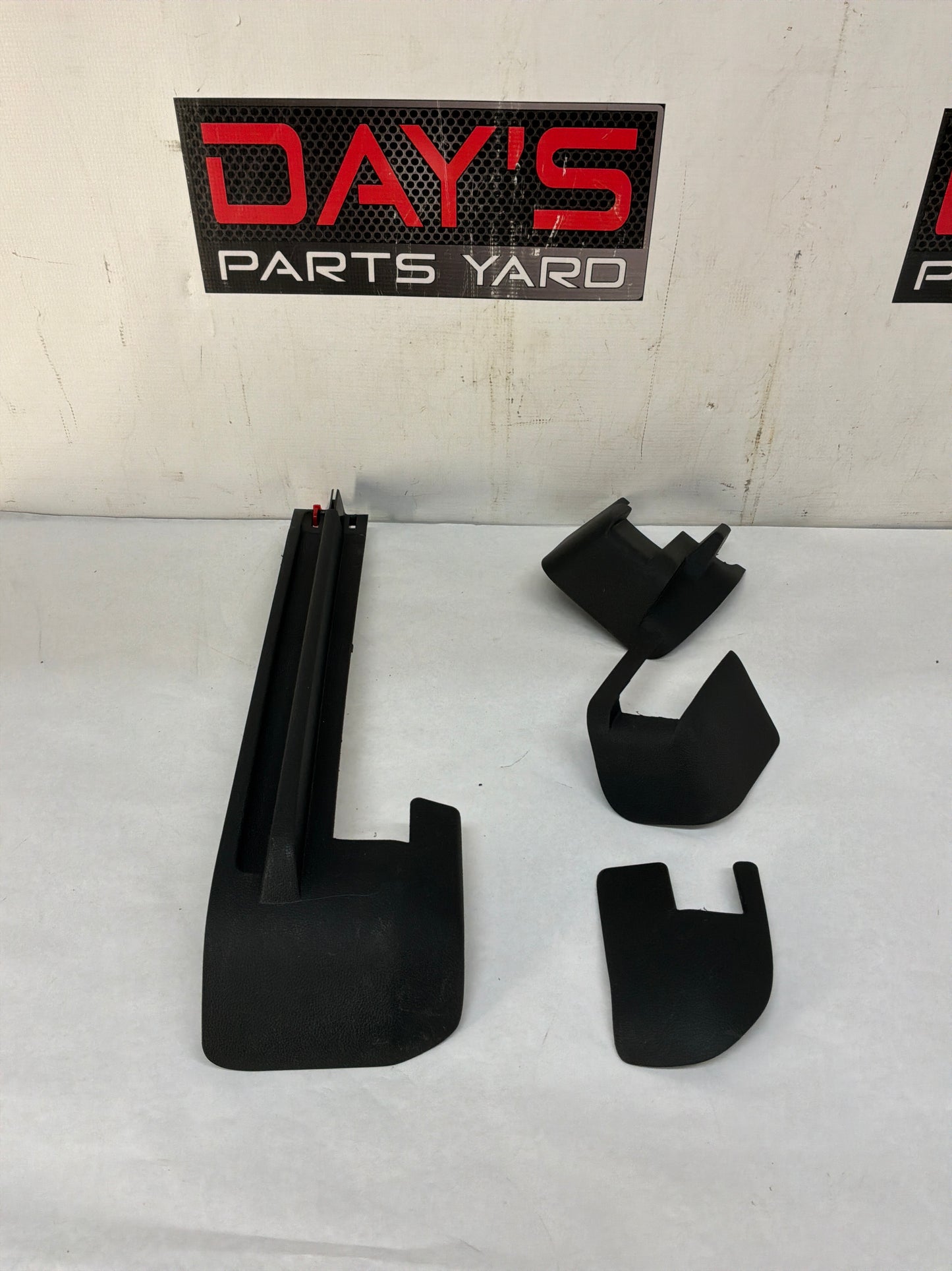 Rh seat track trim - Day's Parts Yard
