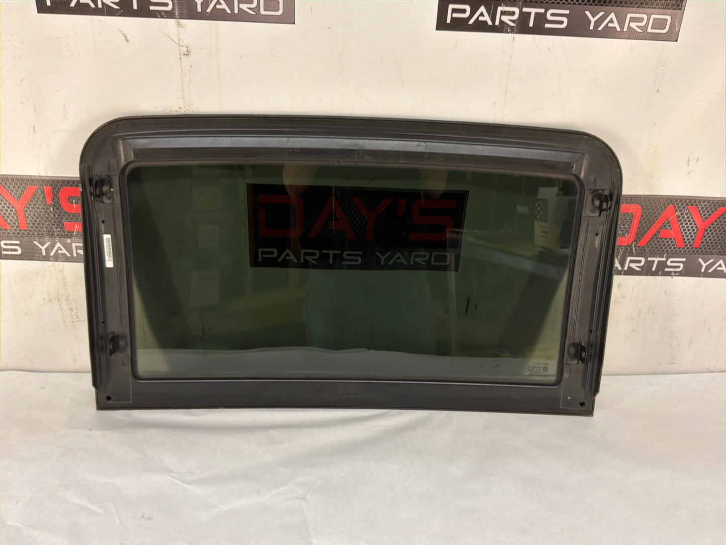 Front sunroof glass - Day's Parts Yard