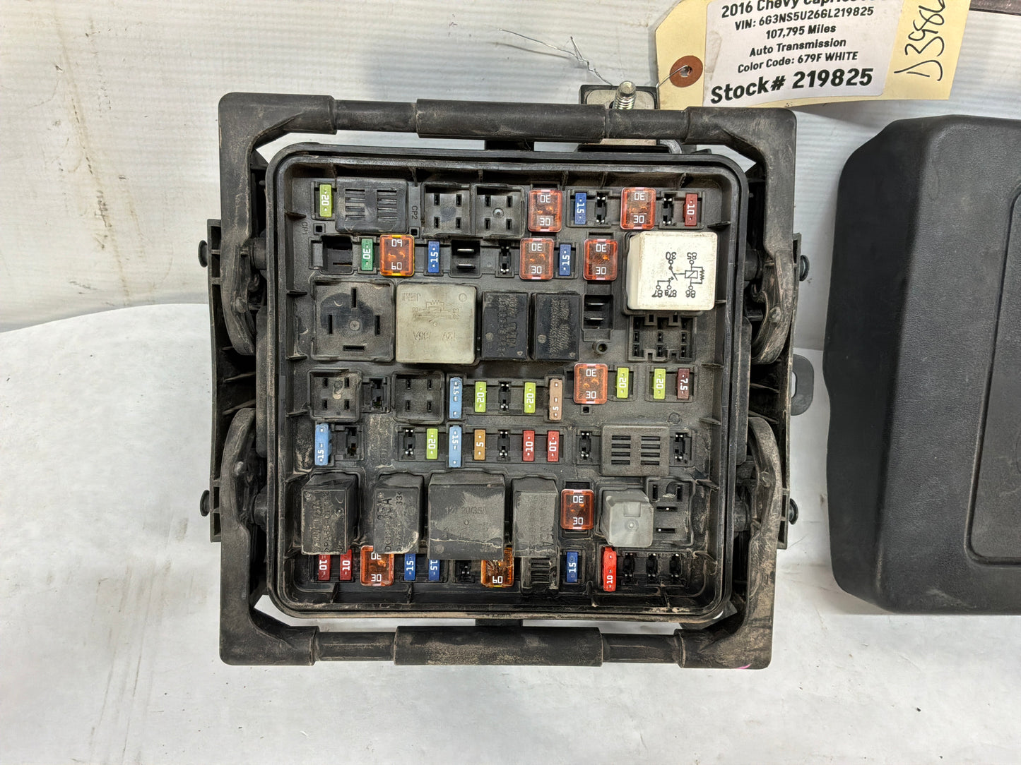 2016 Chevy Caprice PPV Engine Relay Fuse Box Junction Module w/ Lid OEM