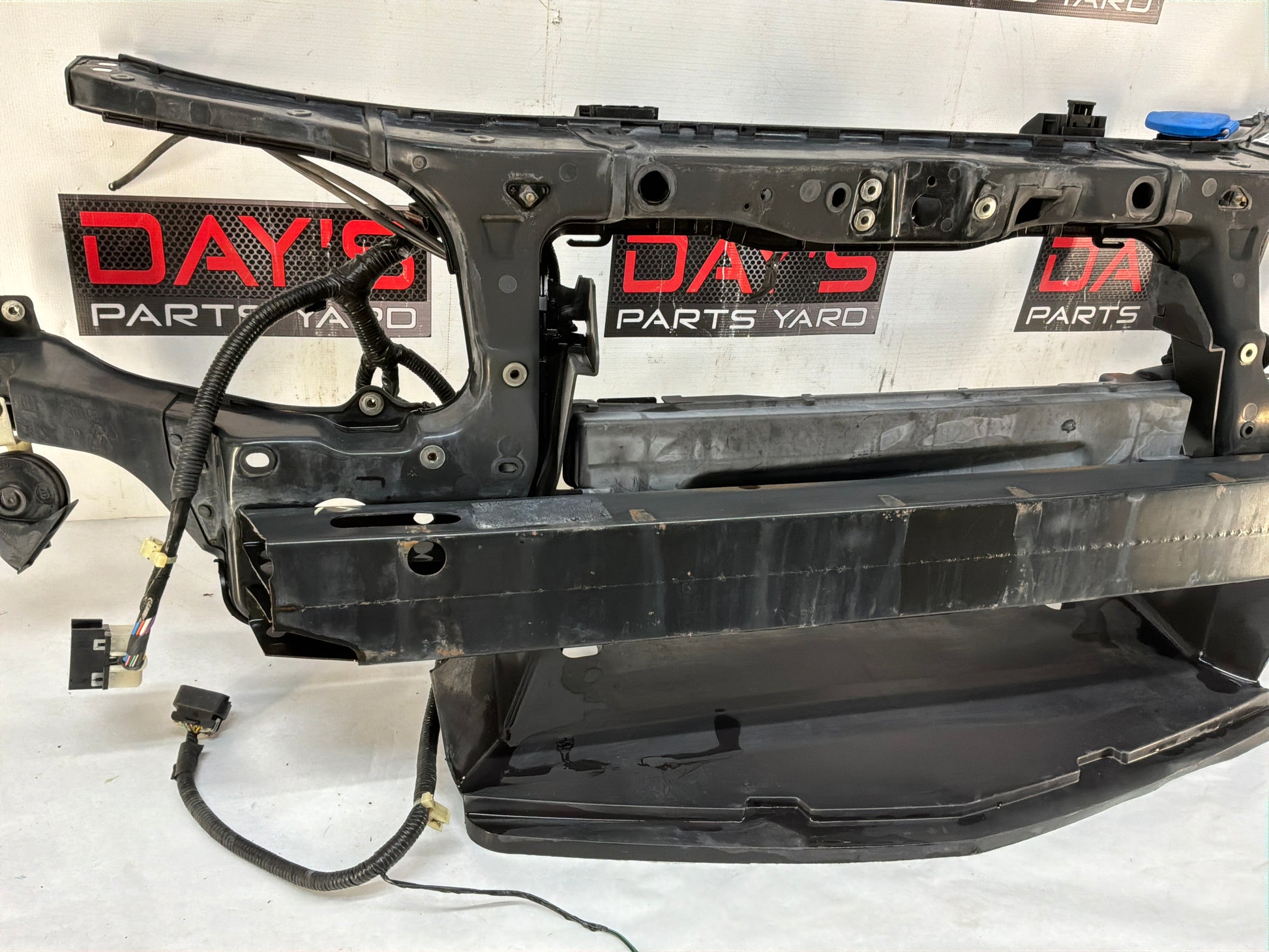 Radiator core support bracket - Day's Parts Yard
