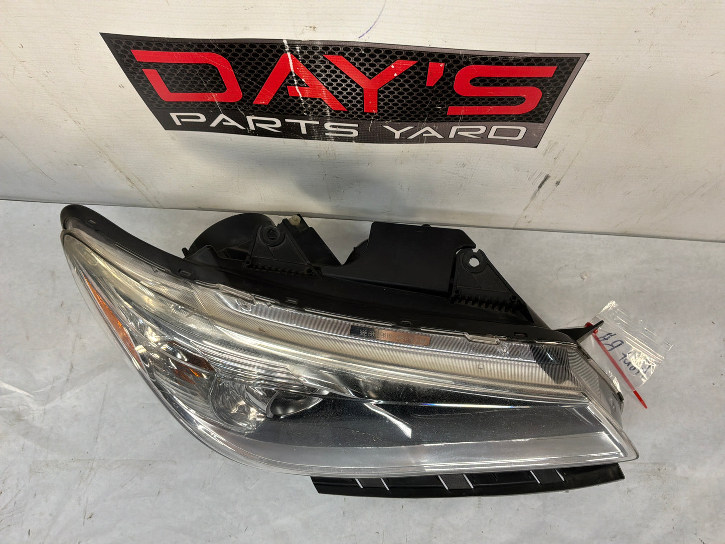 Rh headlight - Day's Parts Yard