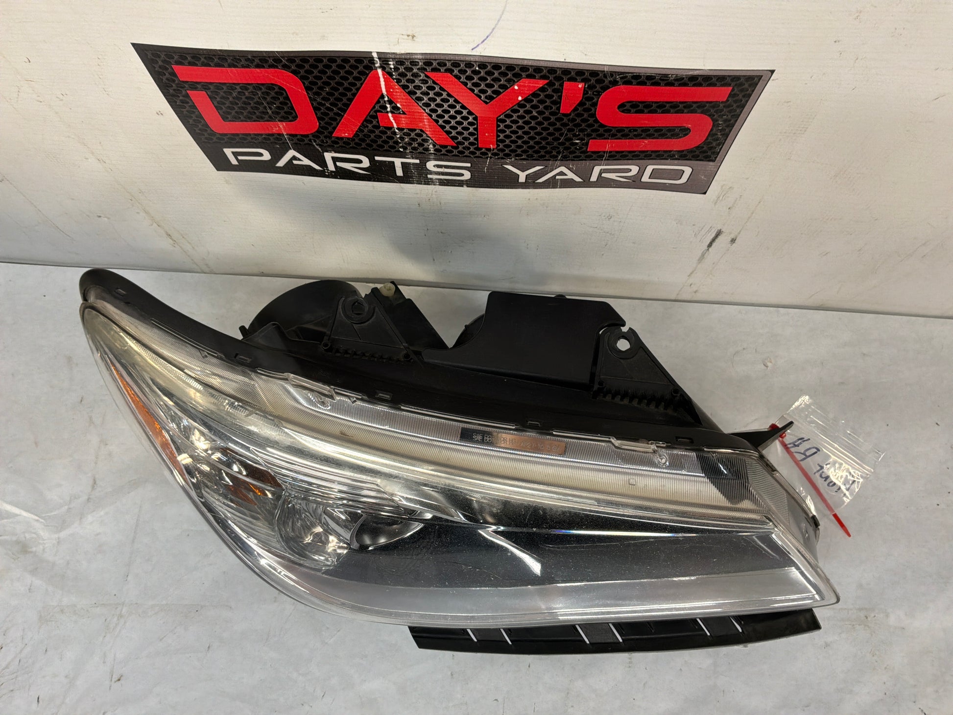 Rh headlight - Day's Parts Yard