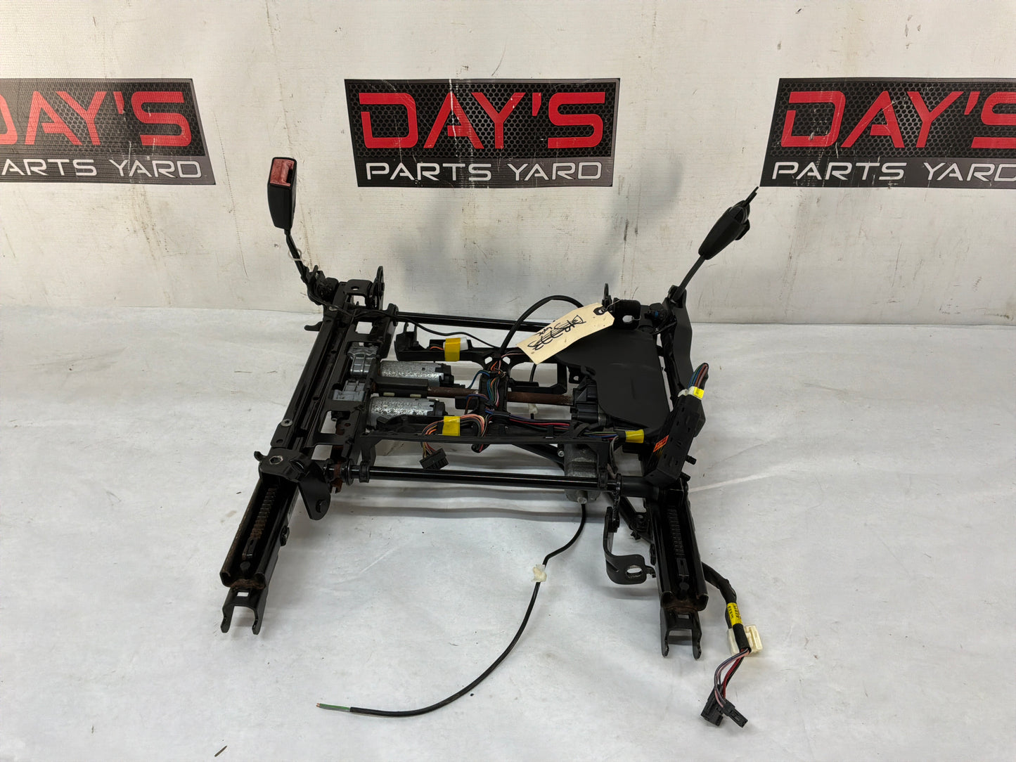 Rh front seat track - Day's Parts Yard