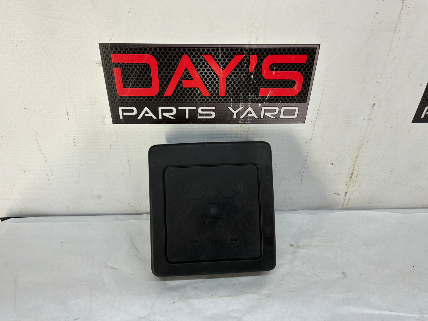 Fuse box lid - Day's Parts Yard