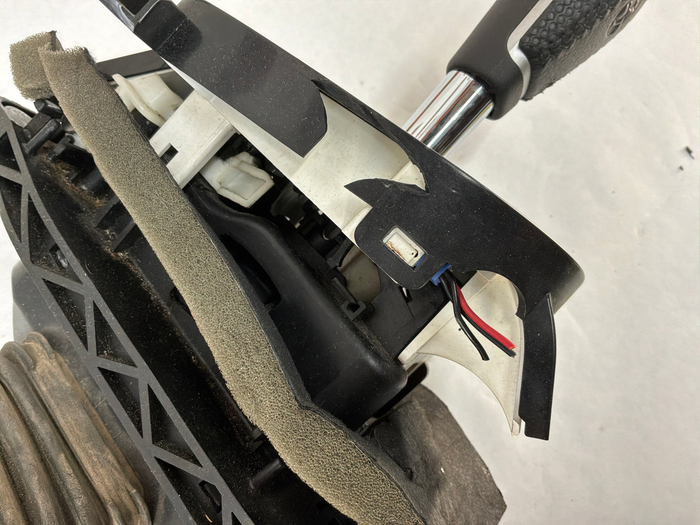 2009 Pontiac G8 Automatic Gear Selector Shifter Assembly OEM - Day's Parts Yard