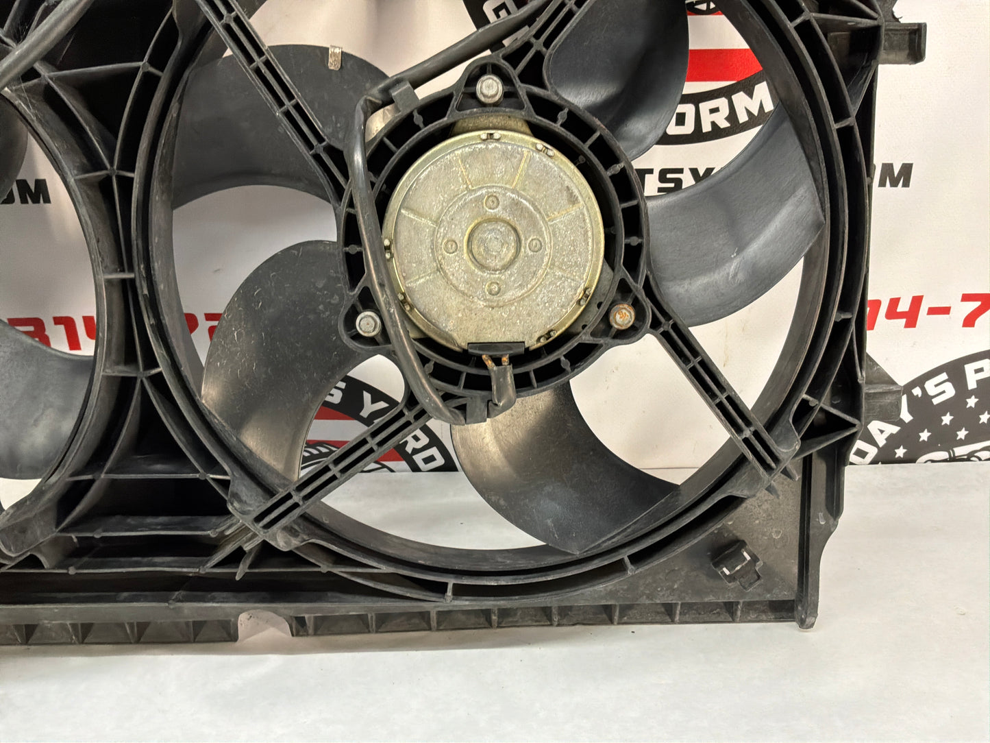 2005 Pontiac GTO Dual Electric Radiator Cooling Fans Shroud Assembly OEM