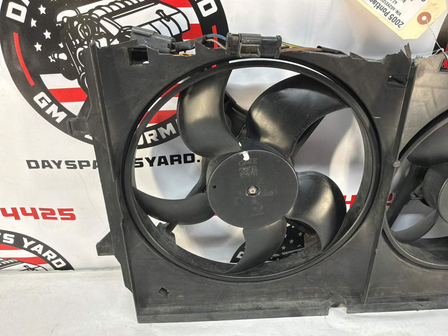2005 Pontiac GTO Dual Electric Radiator Cooling Fans Shroud Assembly OEM