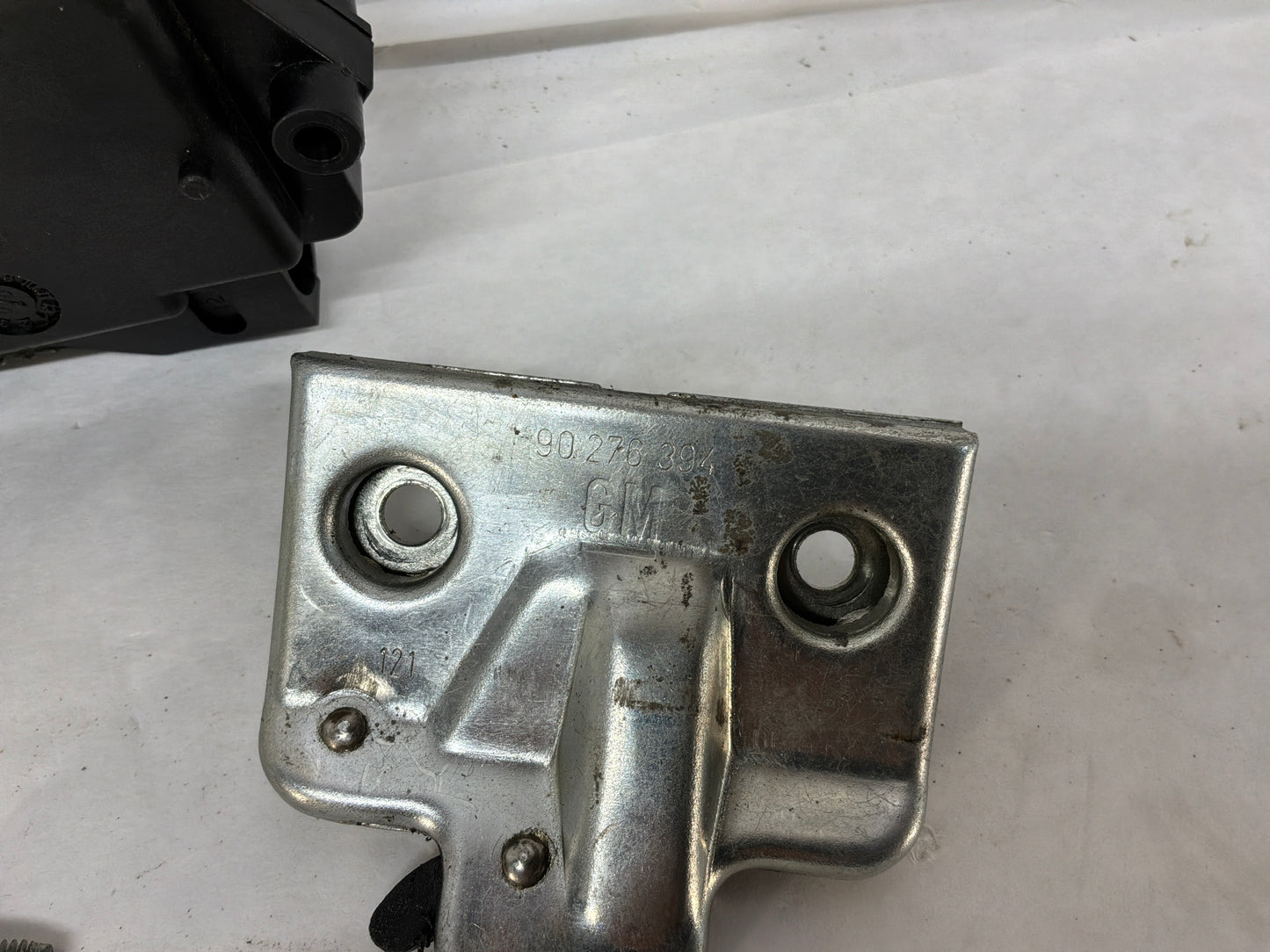 2004 Pontiac GTO Trunk Deck Lid Latch Striker Lock Actuator Linkage OEM