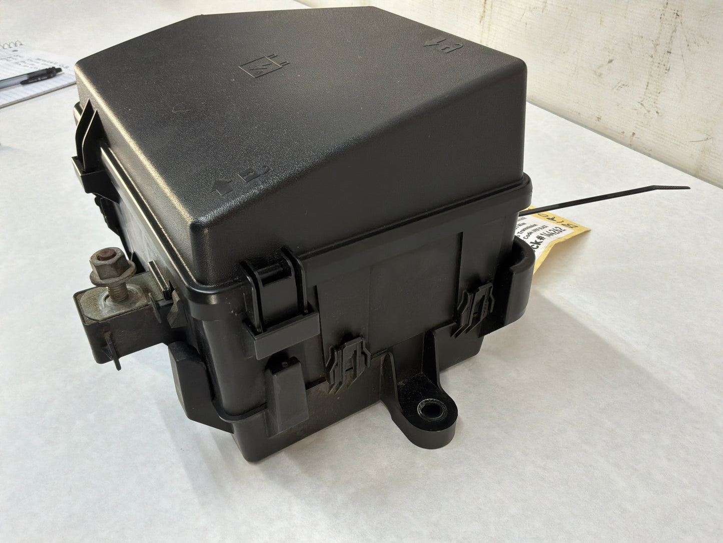 2008 Pontiac G8 GT Engine Motor Bay Fuse Relay Wiring Harness Junction Block Box OEM