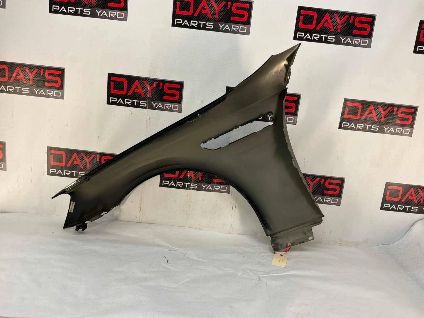 Rh fender - Day's Parts Yard