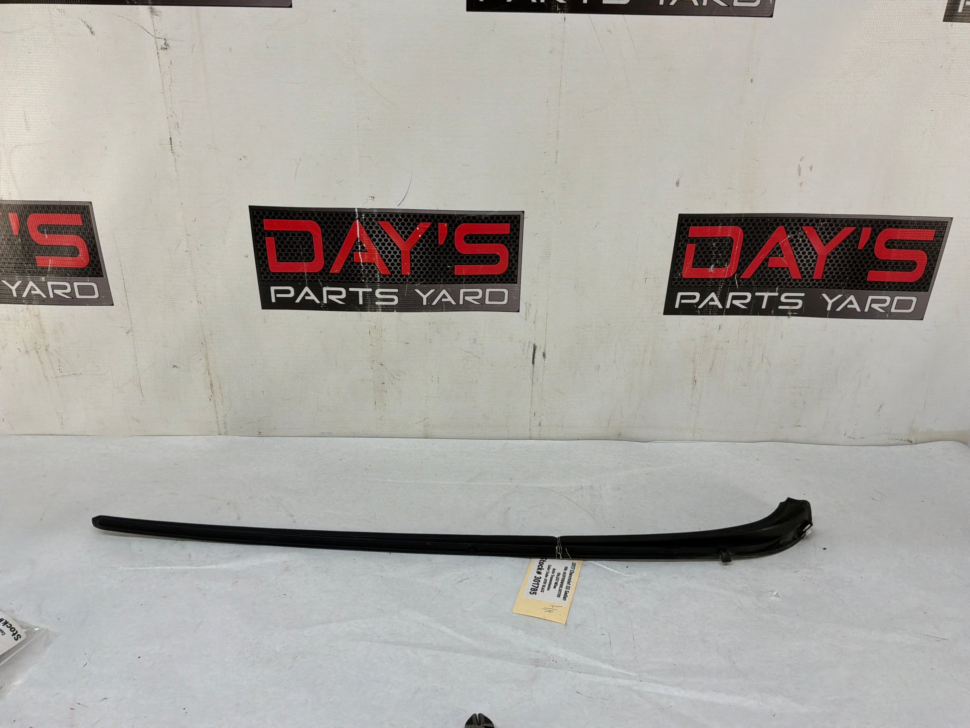 Lh windshield - Day's Parts Yard