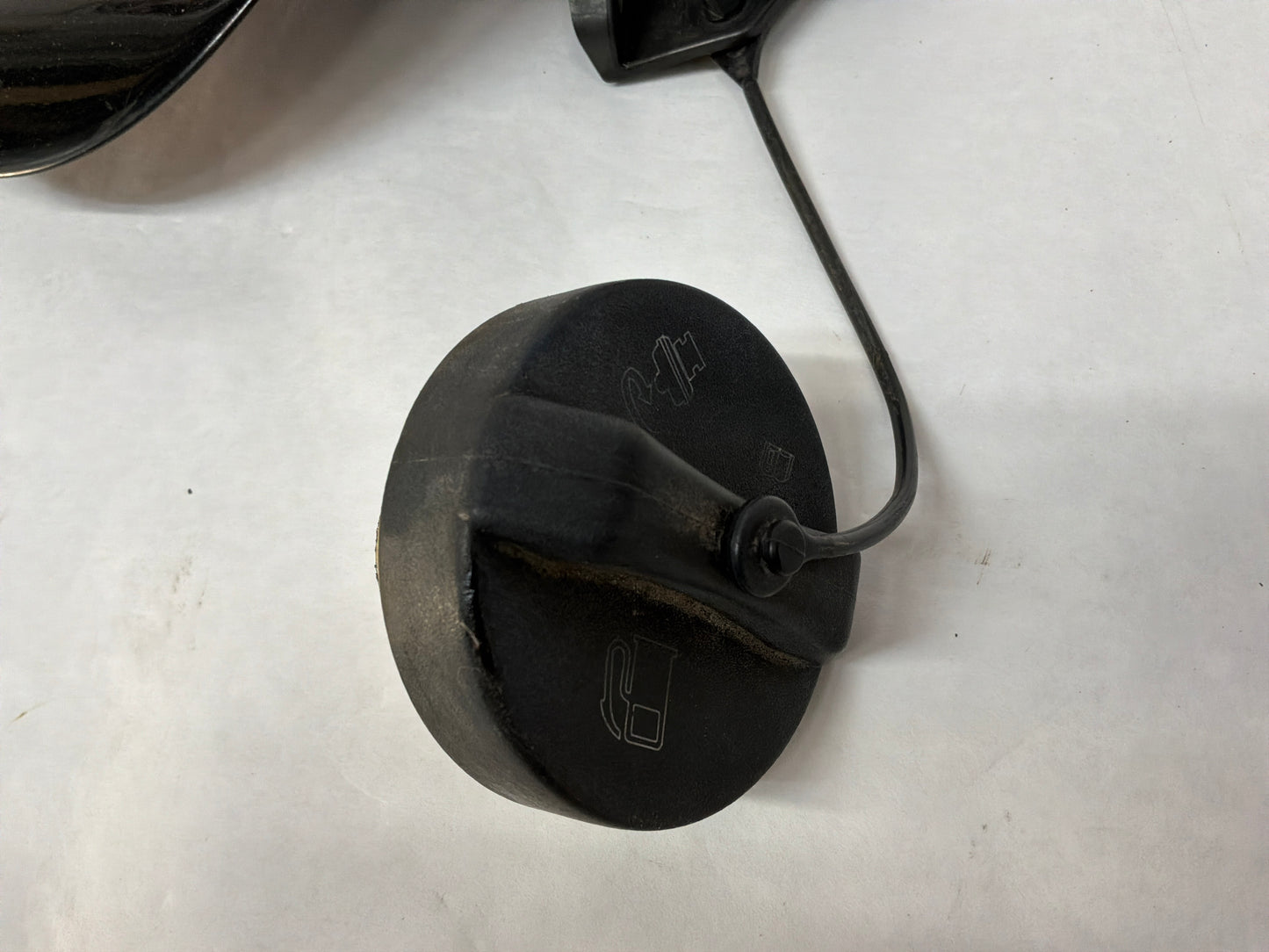 2004 Pontiac GTO Fuel Gas Door Lid Cover Door Assembly w/ Cap Black OEM