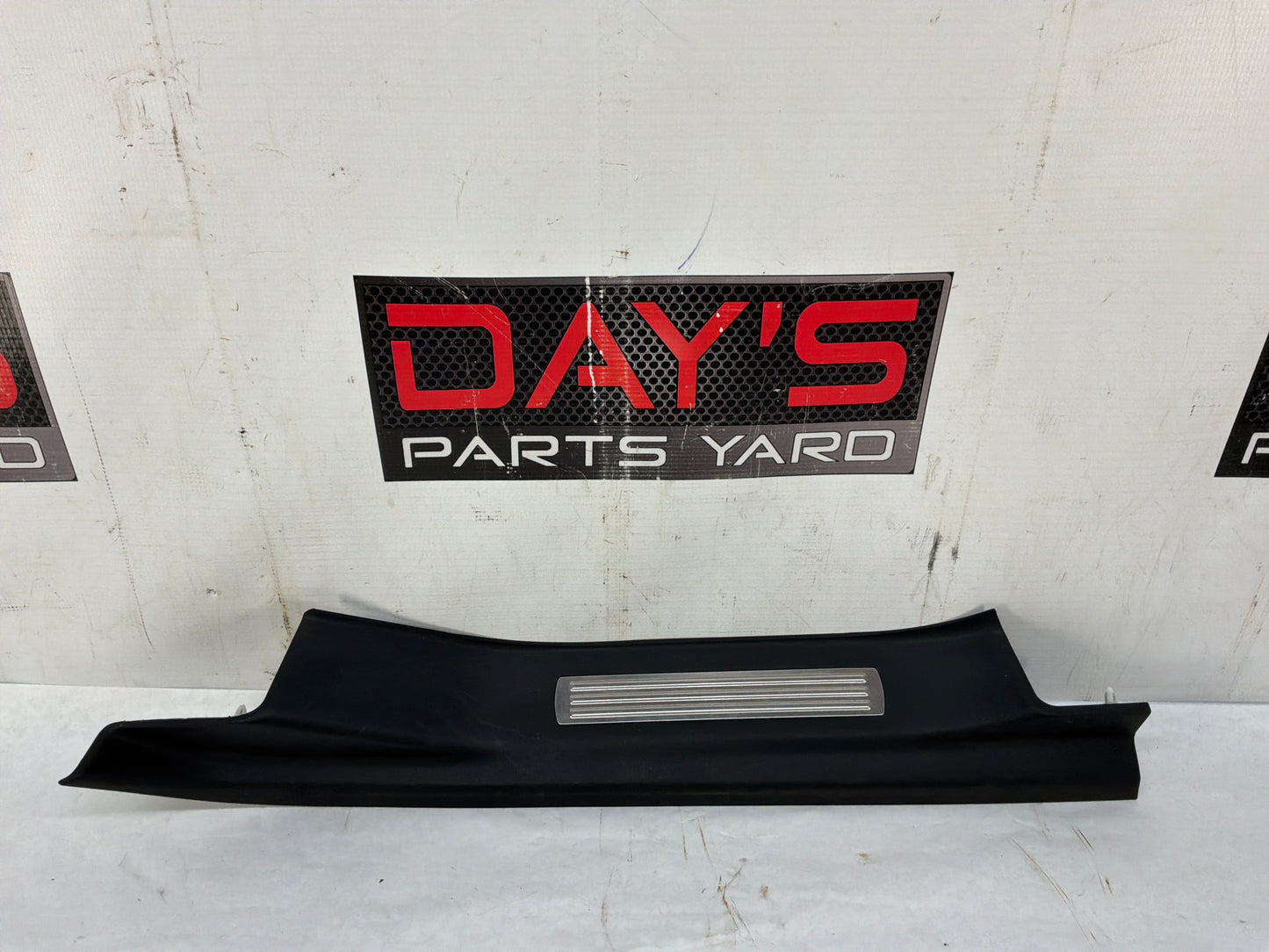 Rear rh trim - Day's Parts Yard