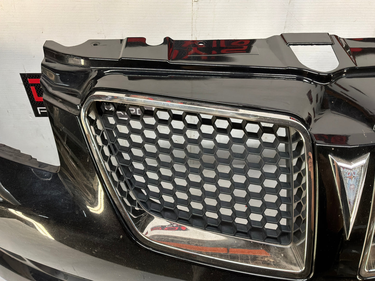 2008 Pontiac G8 GT Front Bumper Cover Fascia Assembly Grilles OEM