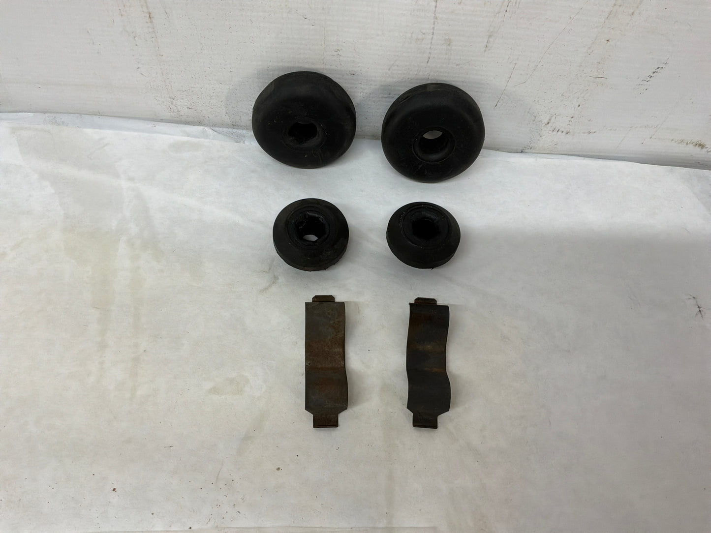 2006 Pontiac GTO Radiator Rubber Bushings Clips Isolators Set OEM
