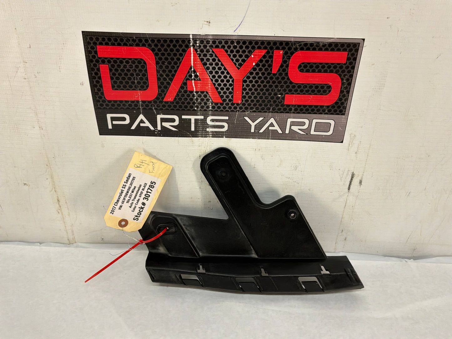 Rh head light bracket - Day's Parts Yard