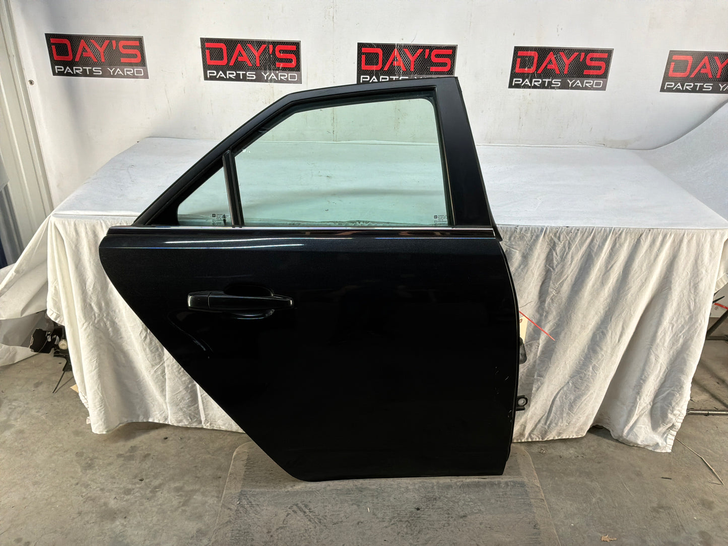 Rh rear door - Day's Parts Yard