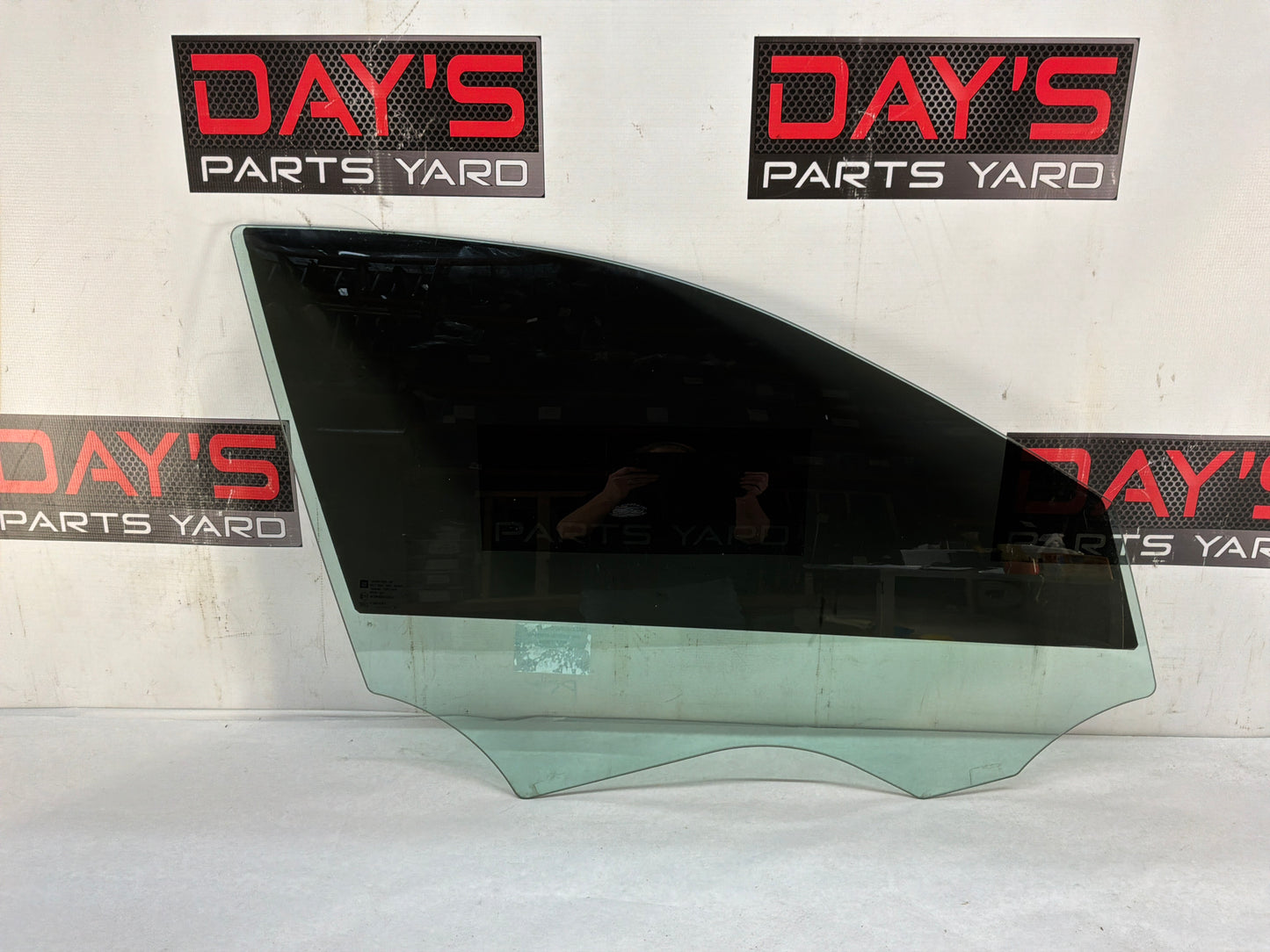 Rh front glass - Day's Parts Yard