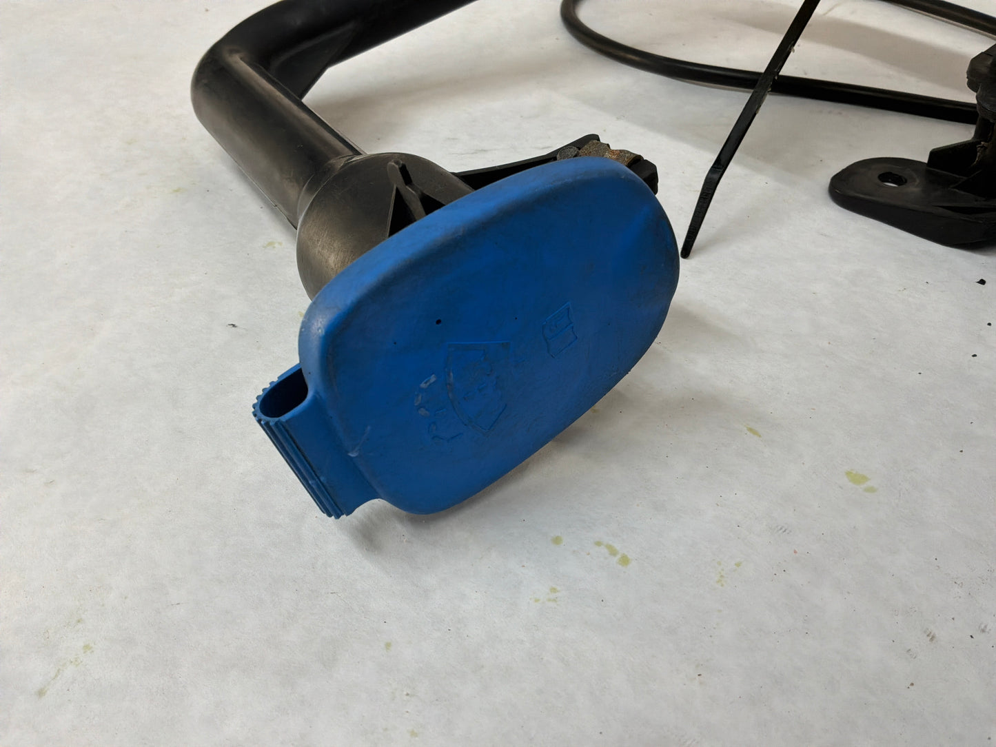 2008 Pontiac G8 GT Windshield Washer Reservoir Overflow Tank Bottle OEM