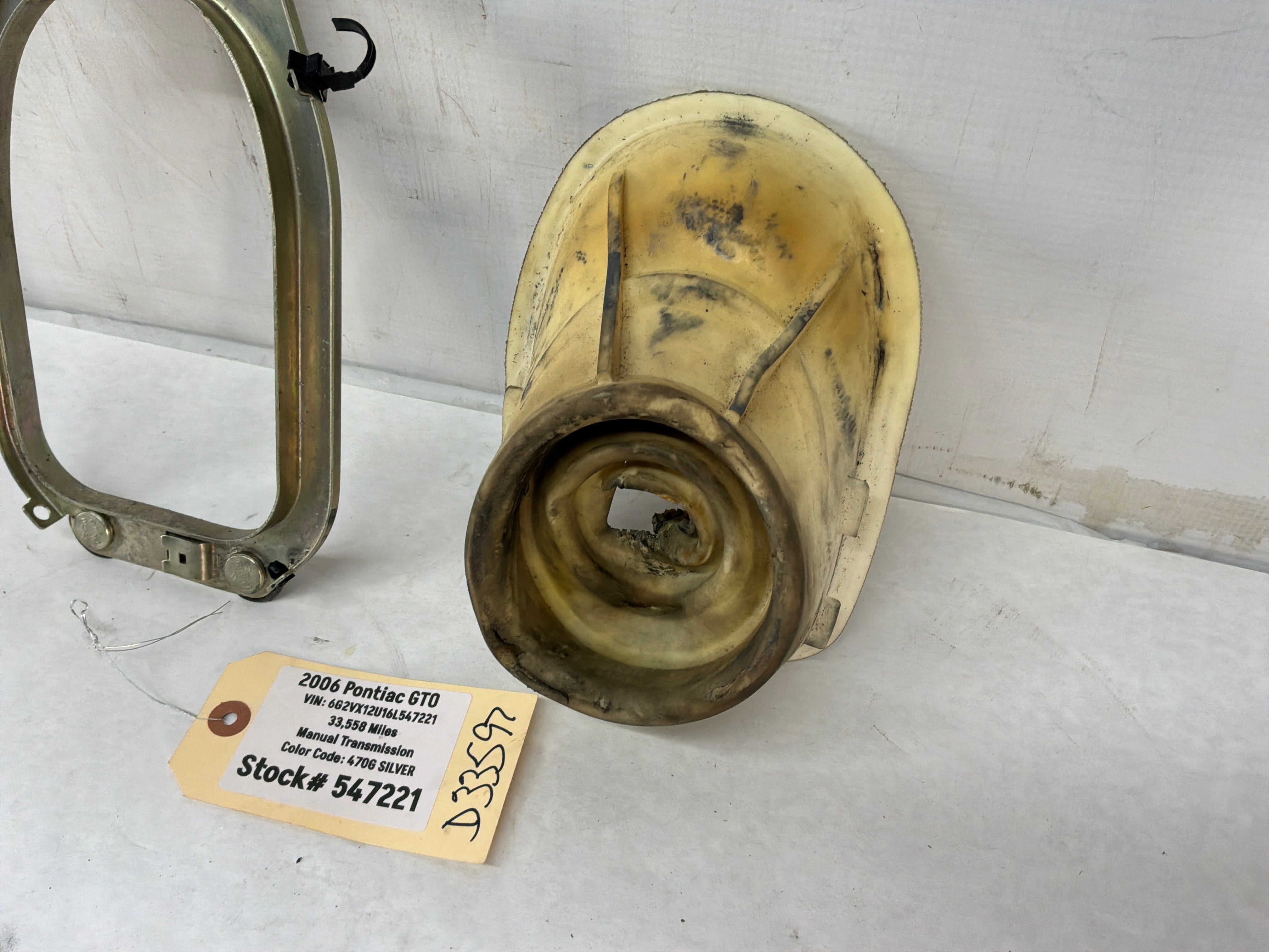 ots様 2006 Pontiac GTO Manual Shifter Boot Ring Insulator Bracket OEM
