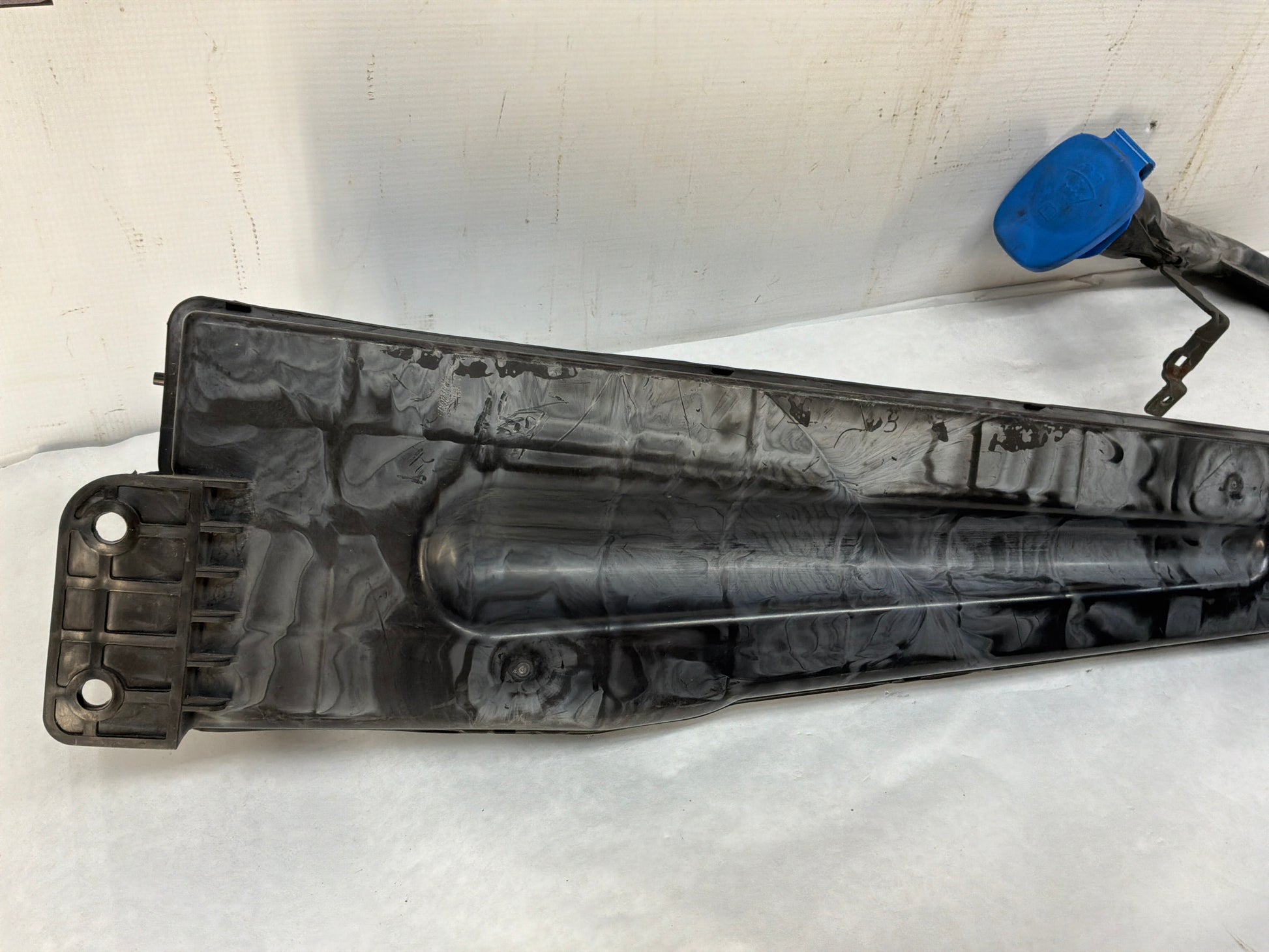 Windshield wiper reservoir - Day's Parts Yard