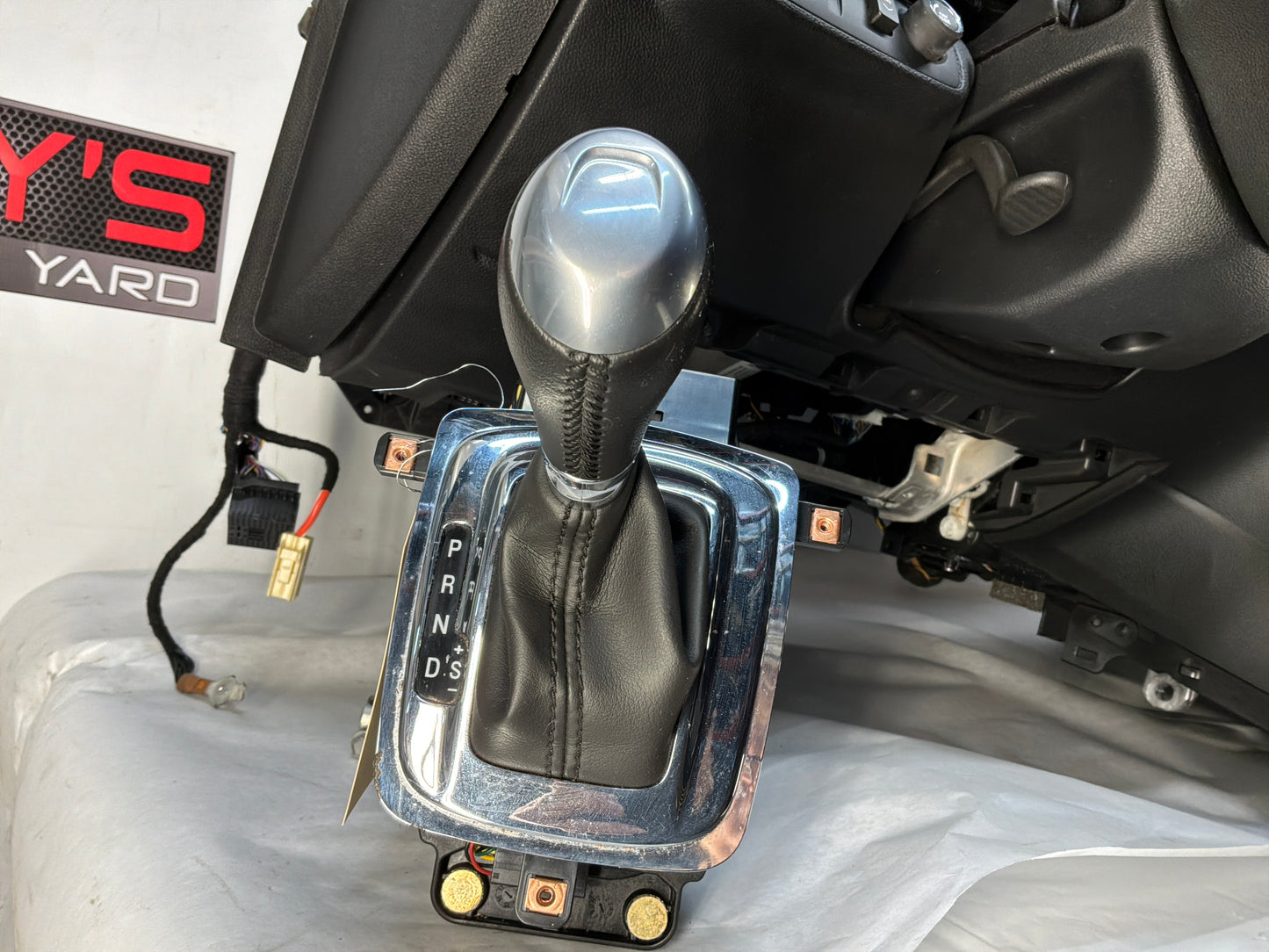 Dash and center console - Day's Parts Yard