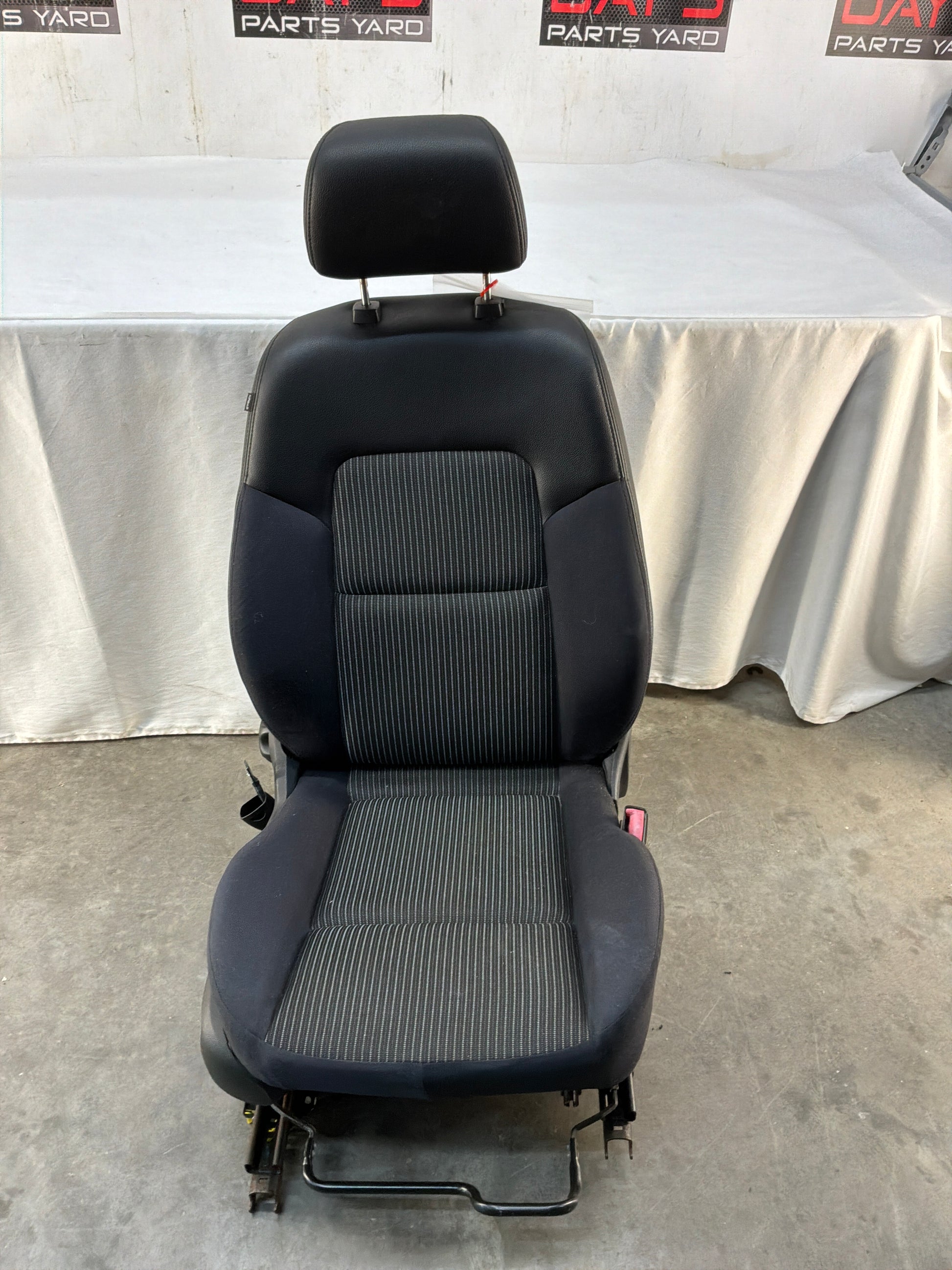 Front seats - Day's Parts Yard