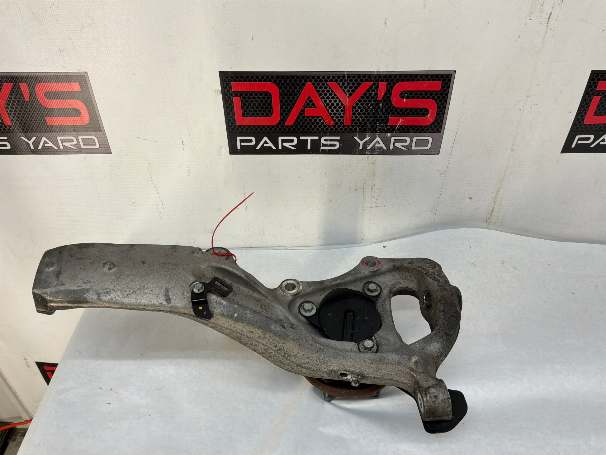 2012 Cadillac CTS-V Sedan RH Passenger Front Spindle Knuckle Hub Assembly OEM - Day's Parts Yard