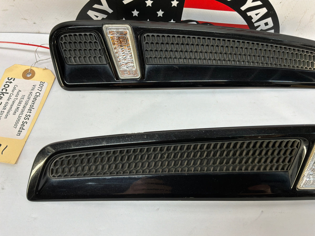 2017 Chevy SS Sedan RH & LH Fender Side Marker Lights Lamps Black Trim OEM