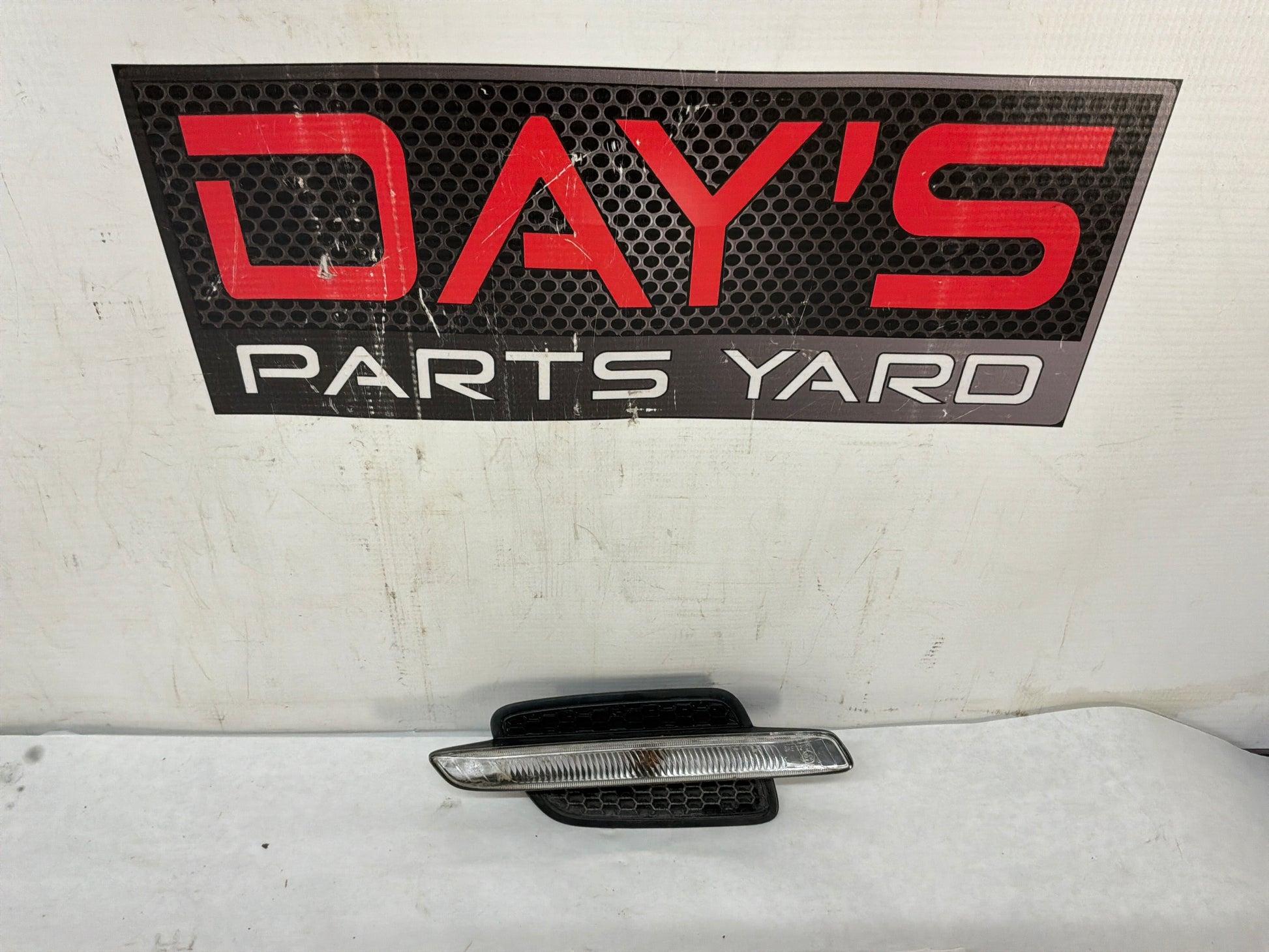 Lh fender marker - Day's Parts Yard
