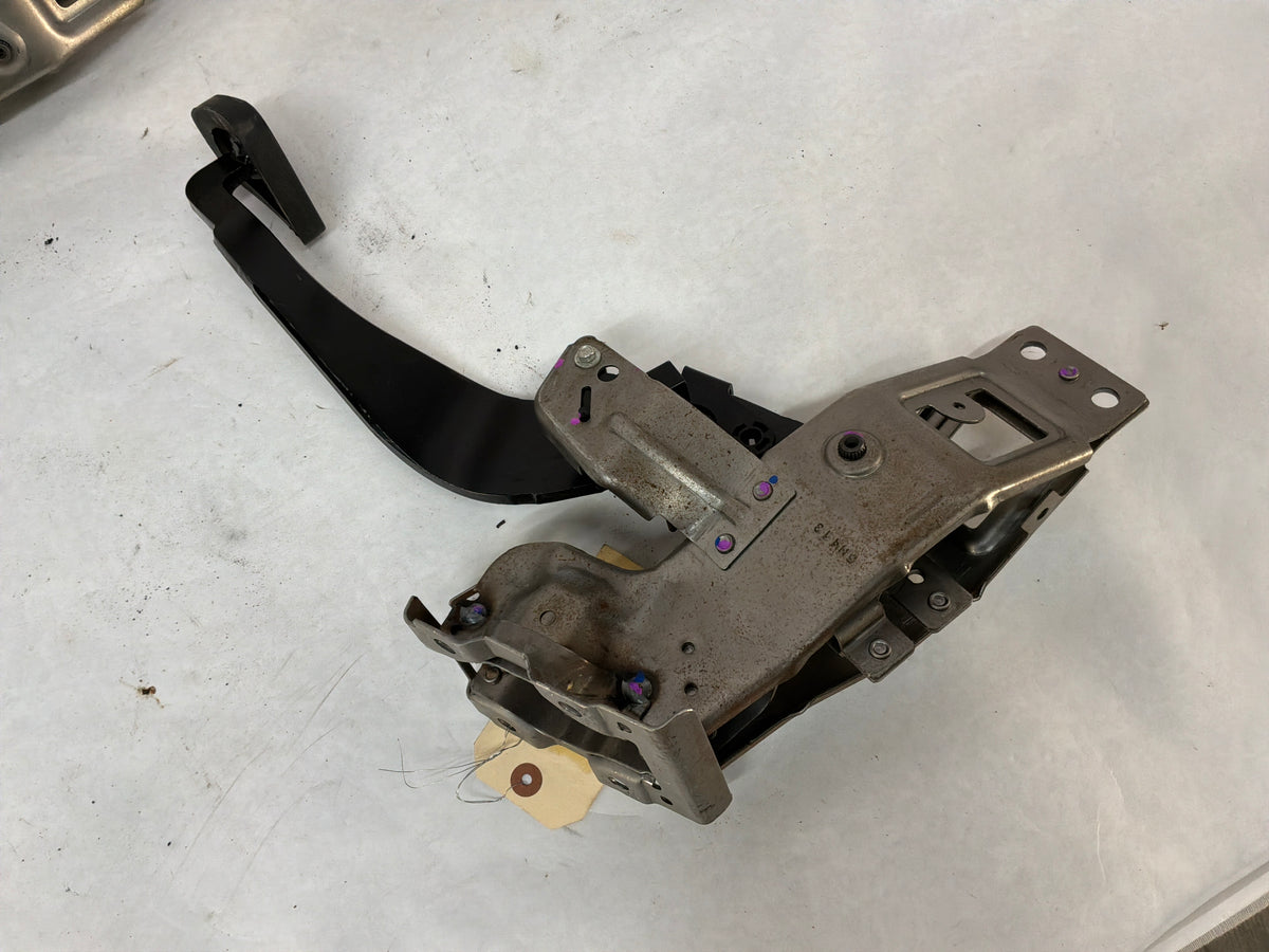 2015 Chevy Camaro SS 1LE Manual Transmission Pedal Brake Clutch Master Cylinder Assembly OEM