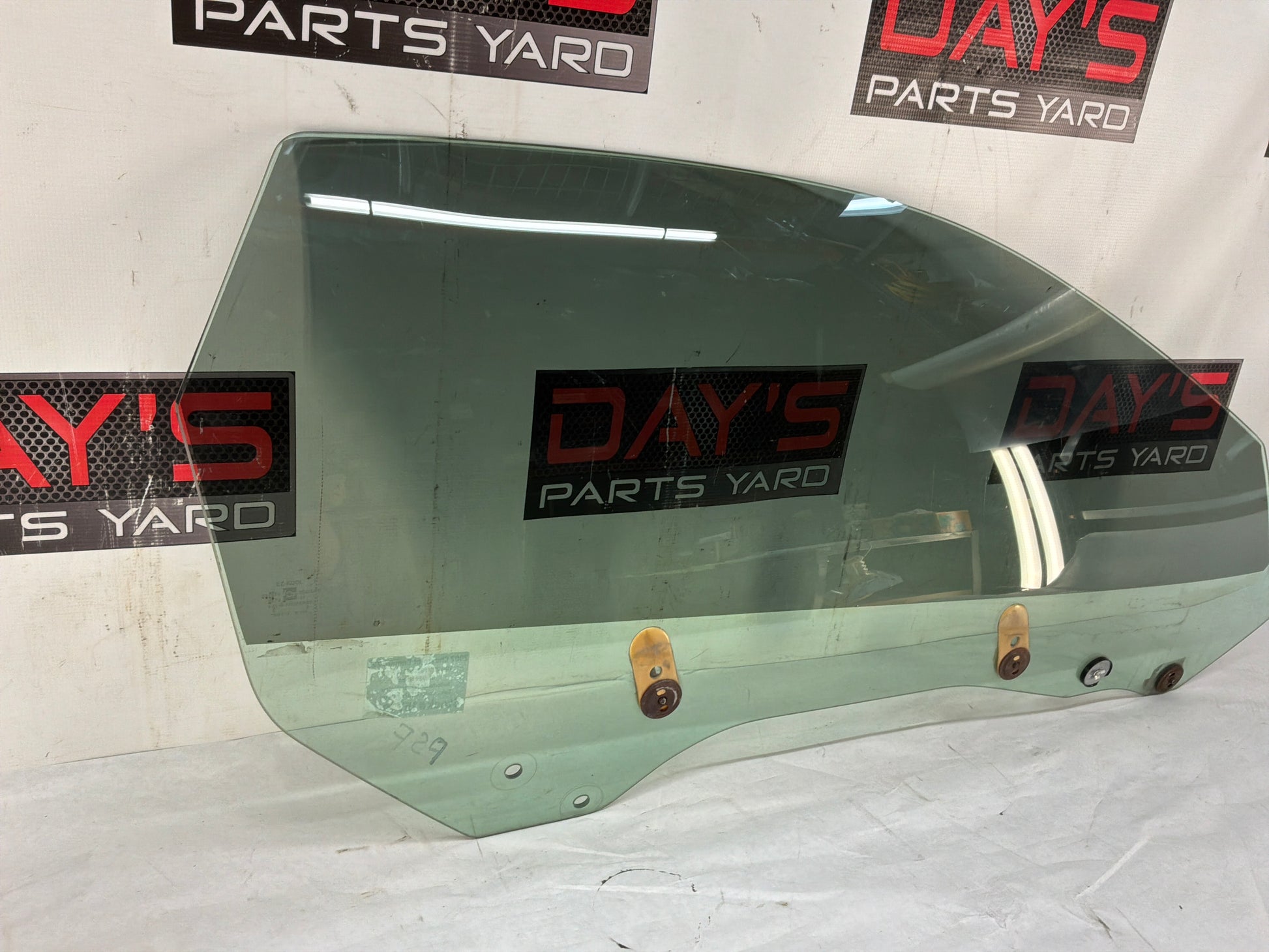 Rh front door glass - Day's Parts Yard