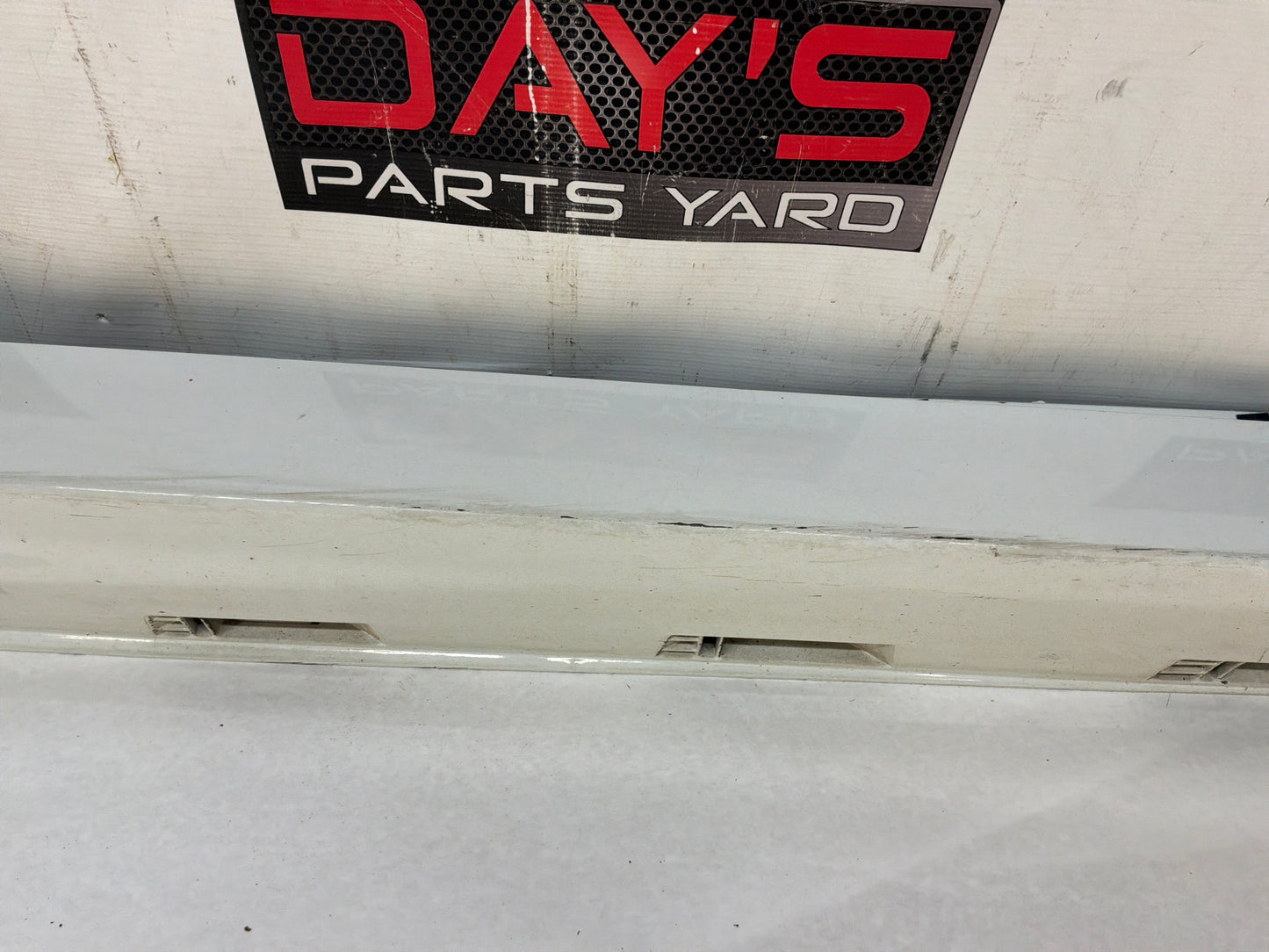 2008 Pontiac G8 GT RH Passenger Rocker Molding Side Skirt Panel Trim White OEM
