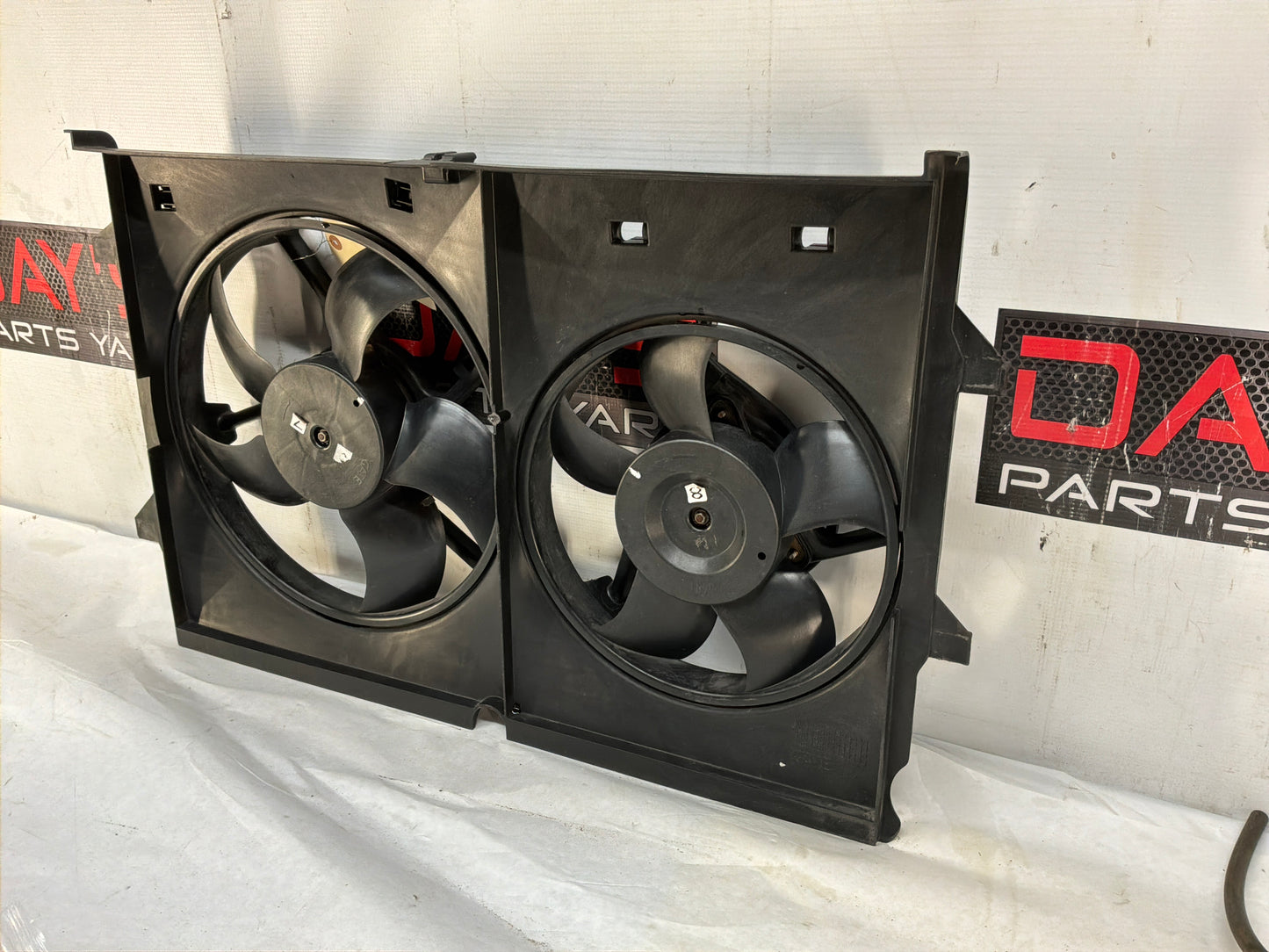2004 Pontiac GTO Dual Radiator Electric Cooling Fans Shroud Assembly OEM