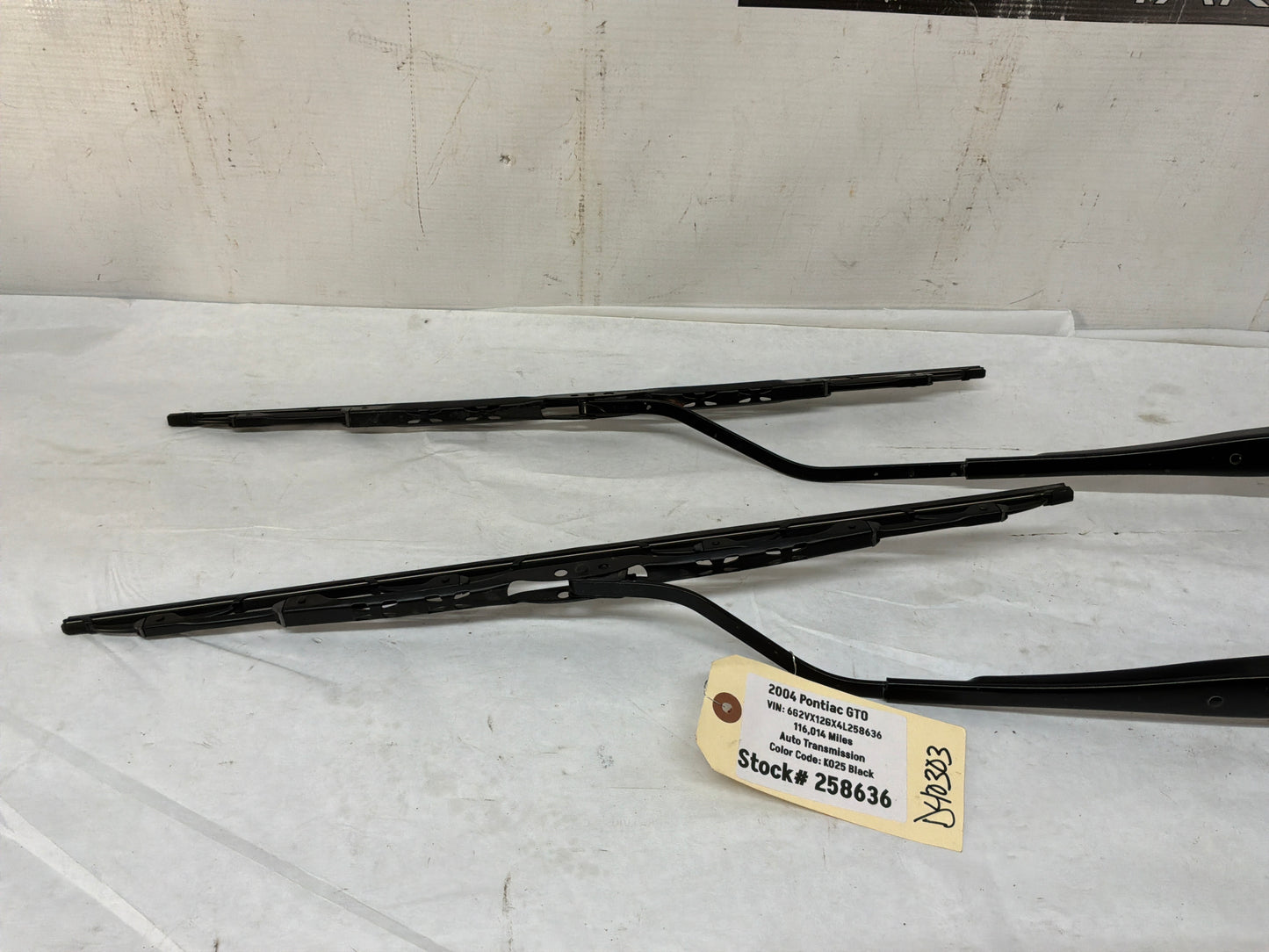 2004 Pontiac GTO RH & LH Windshield Wiper Arms OEM