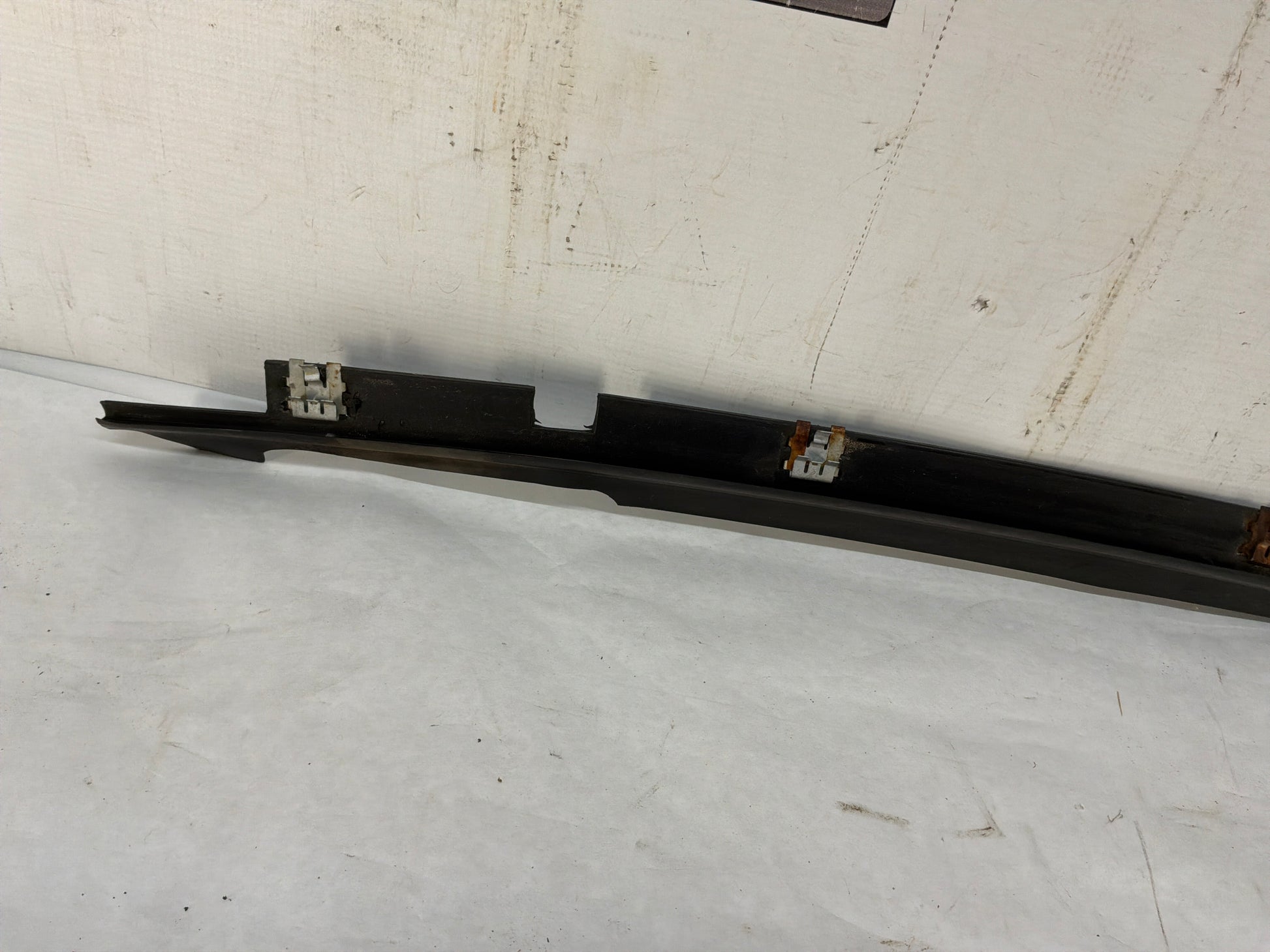 Rh belt molding - Day's Parts Yard