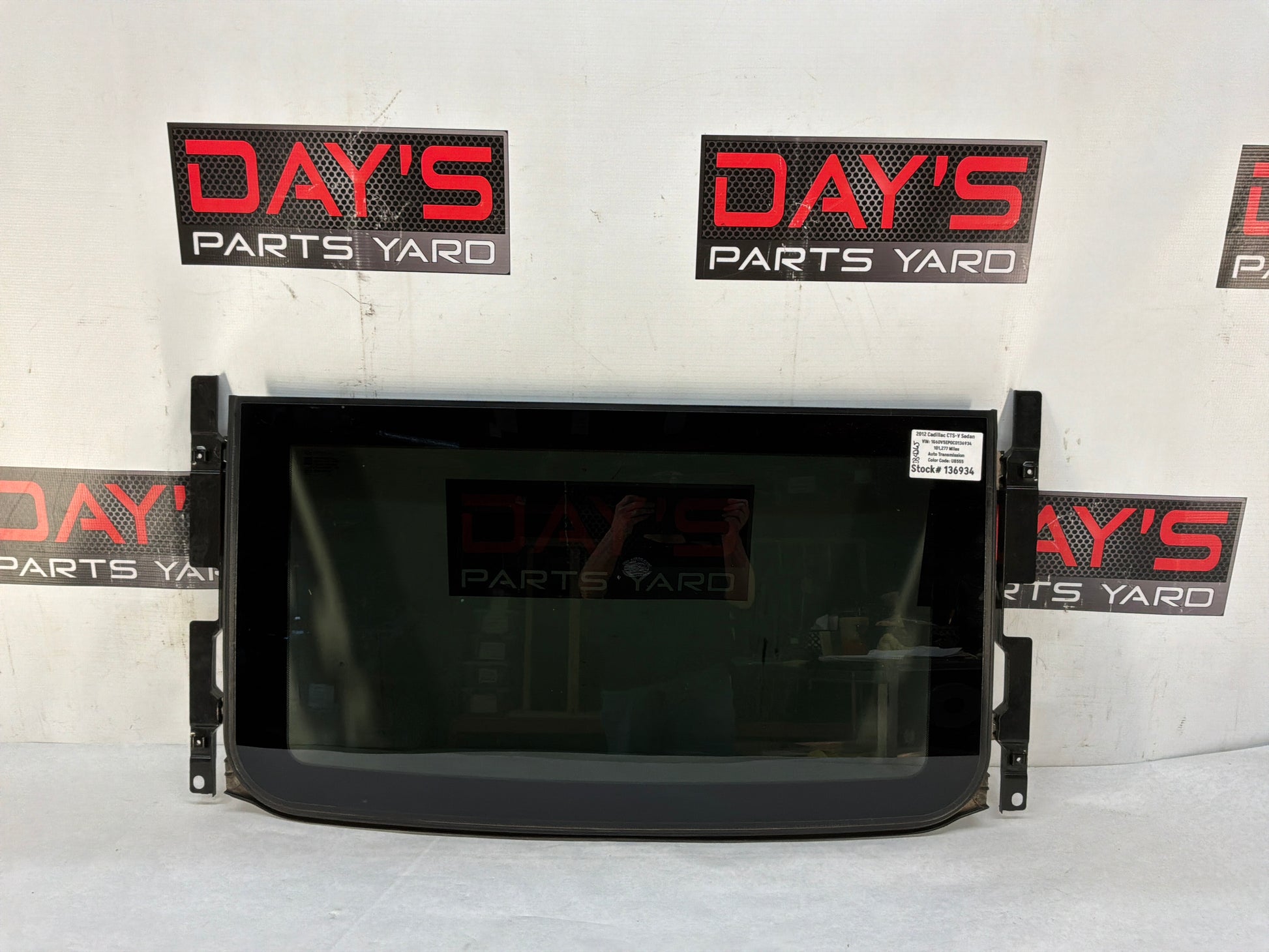 Front sunroof glass - Day's Parts Yard