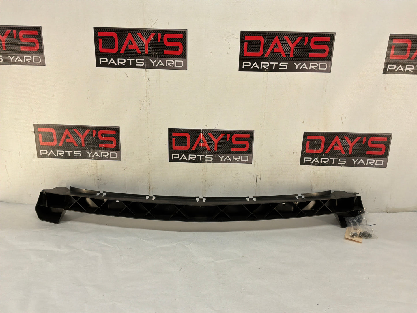 Bumper bracket - Day's Parts Yard