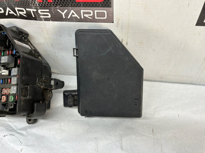 Fuse box w lid - Day's Parts Yard