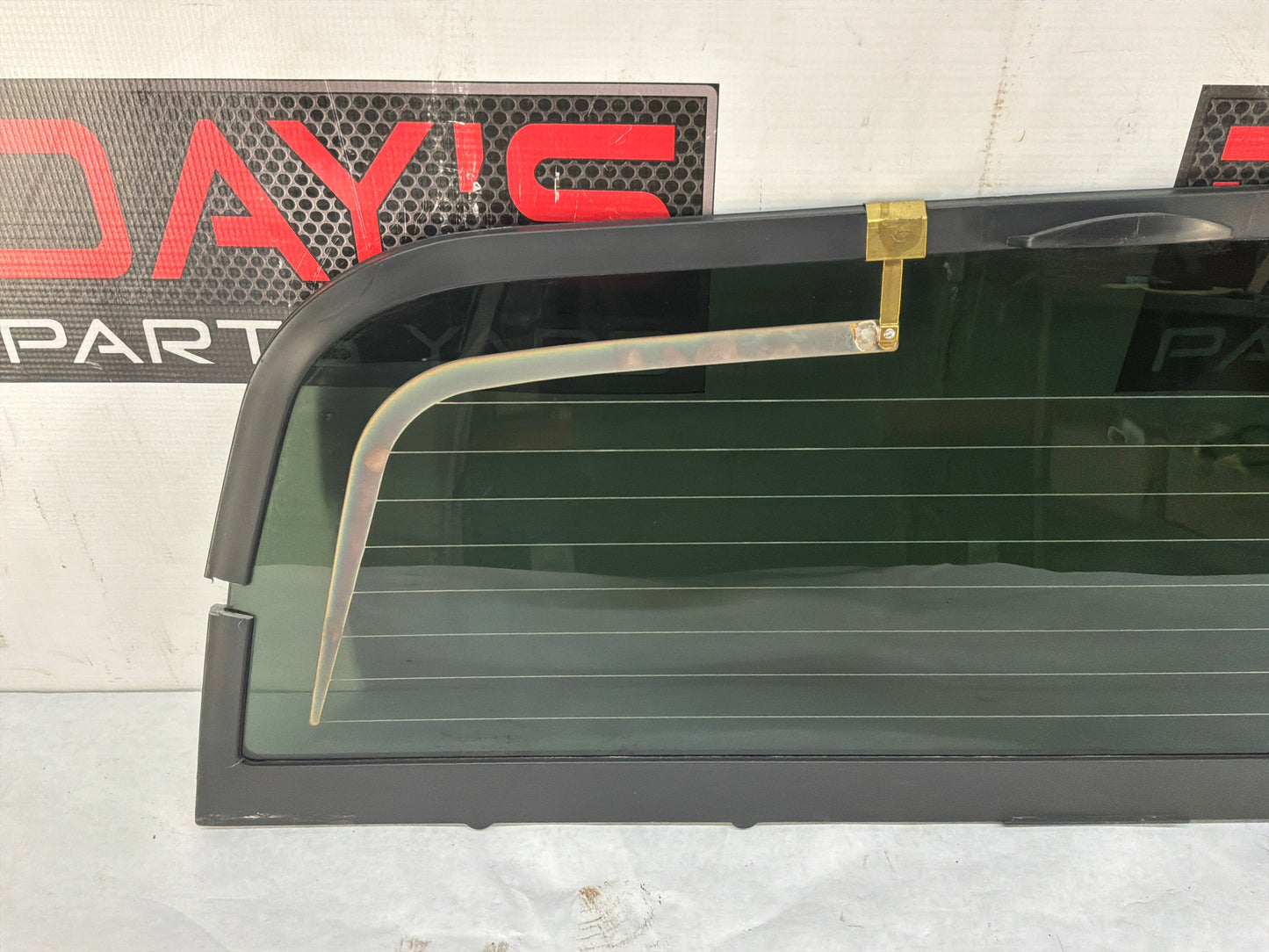 2012 Chevy Avalanche Rear Back Midgate Cargo Window Glass Panel OEM