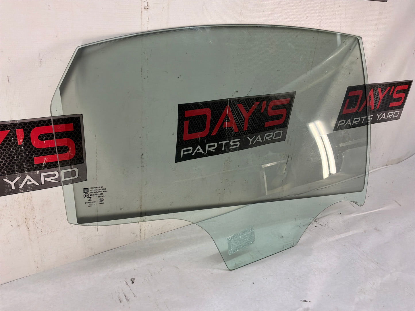 Rh rear door window glass - Day's Parts Yard