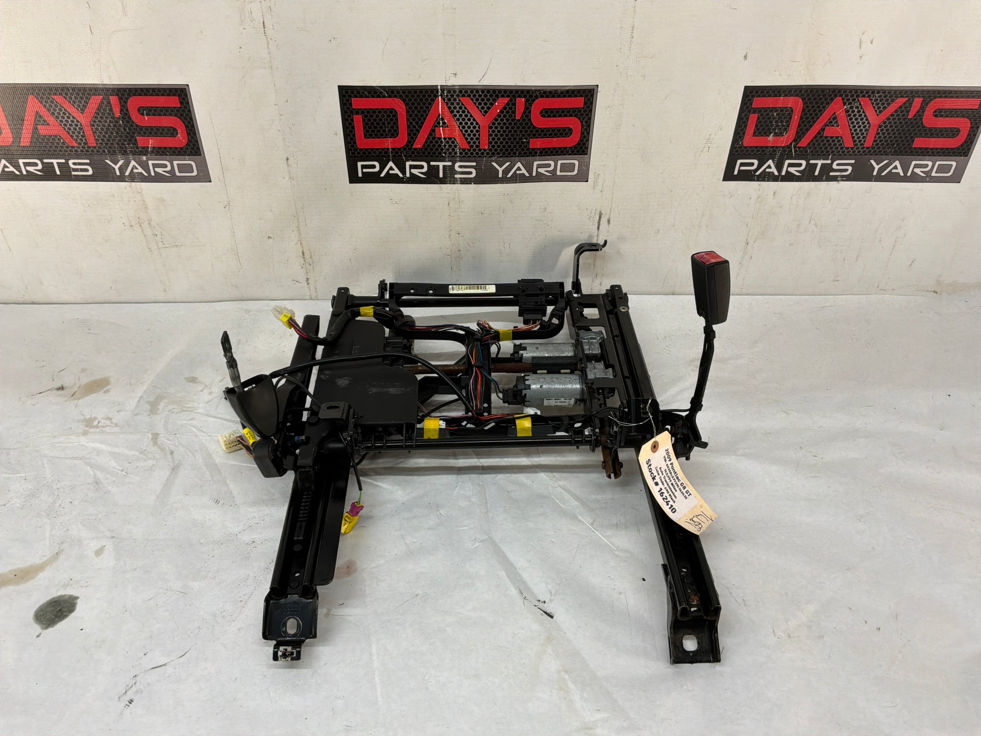 Rh front seat track - Day's Parts Yard