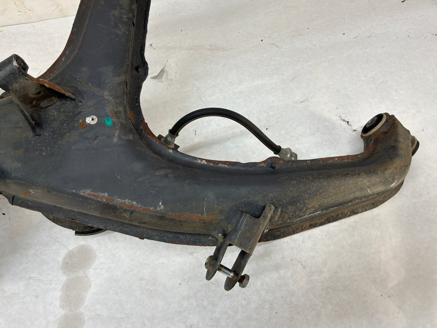 2006 Pontiac GTO RH Passenger Rear Suspension Spindle Hub Knuckle Control Arm OEM