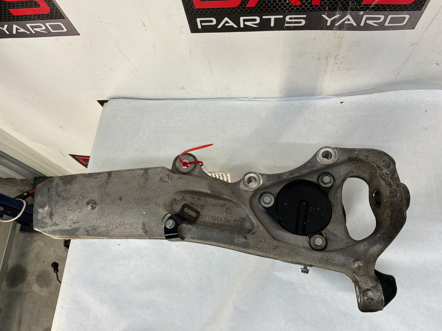 2012 Cadillac CTS-V Sedan RH Passenger Front Spindle Knuckle Hub Assembly OEM - Day's Parts Yard