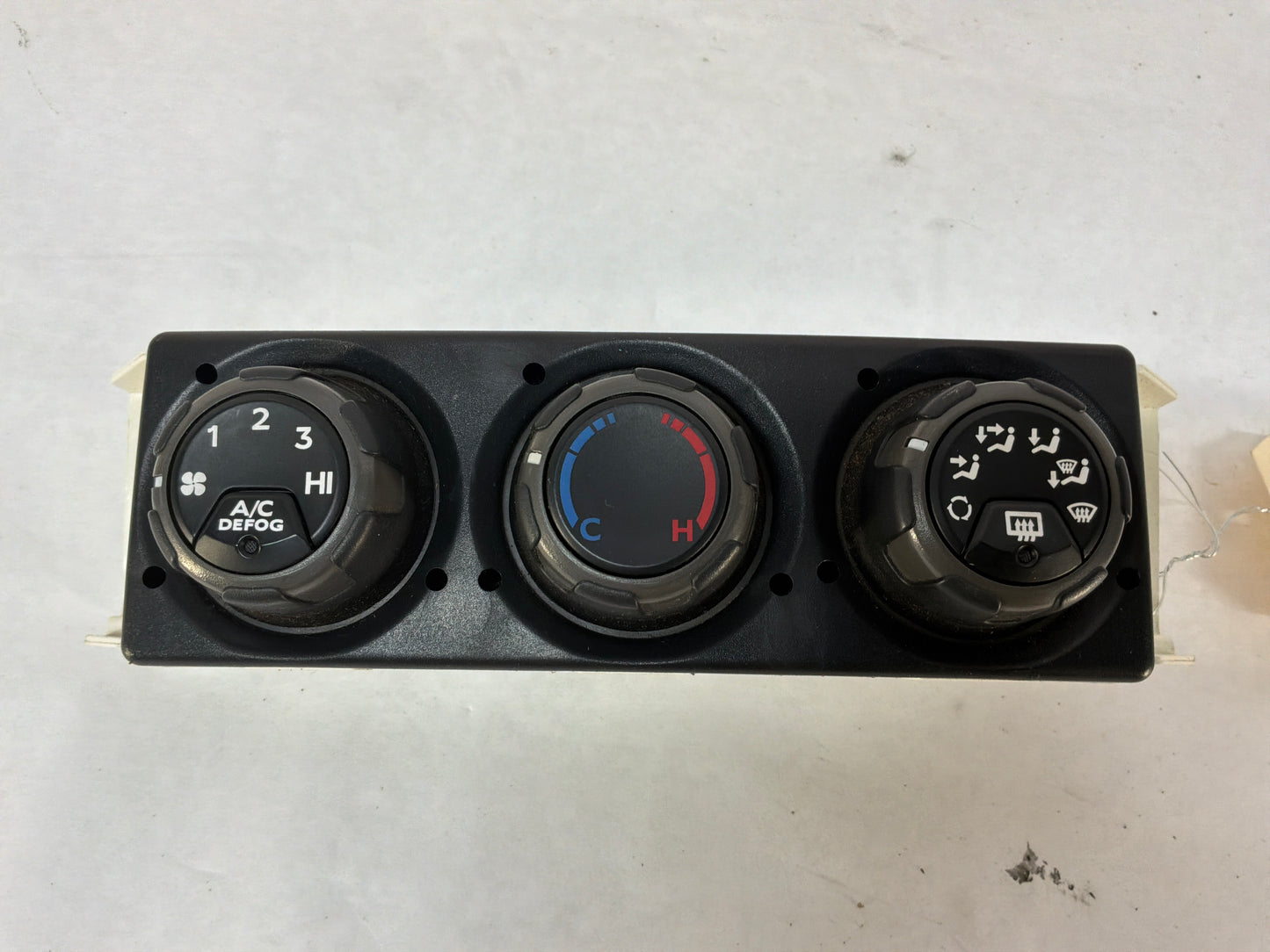 2005 Pontiac GTO HVAC Dash Climate Control Unit Panel Switch Button OEM
