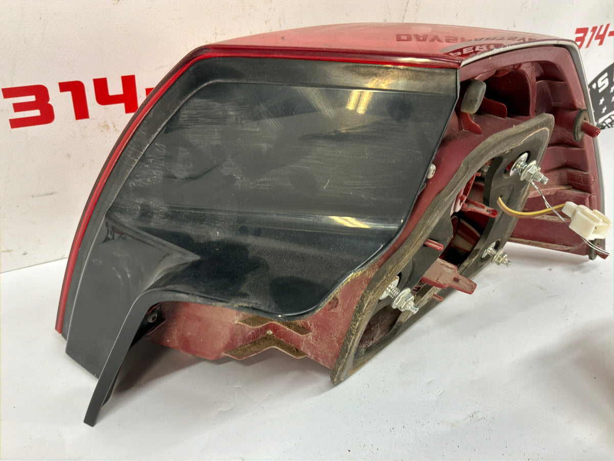2009 Pontiac G8 Base LH Driver Tail Light Lamp Taillight OEM